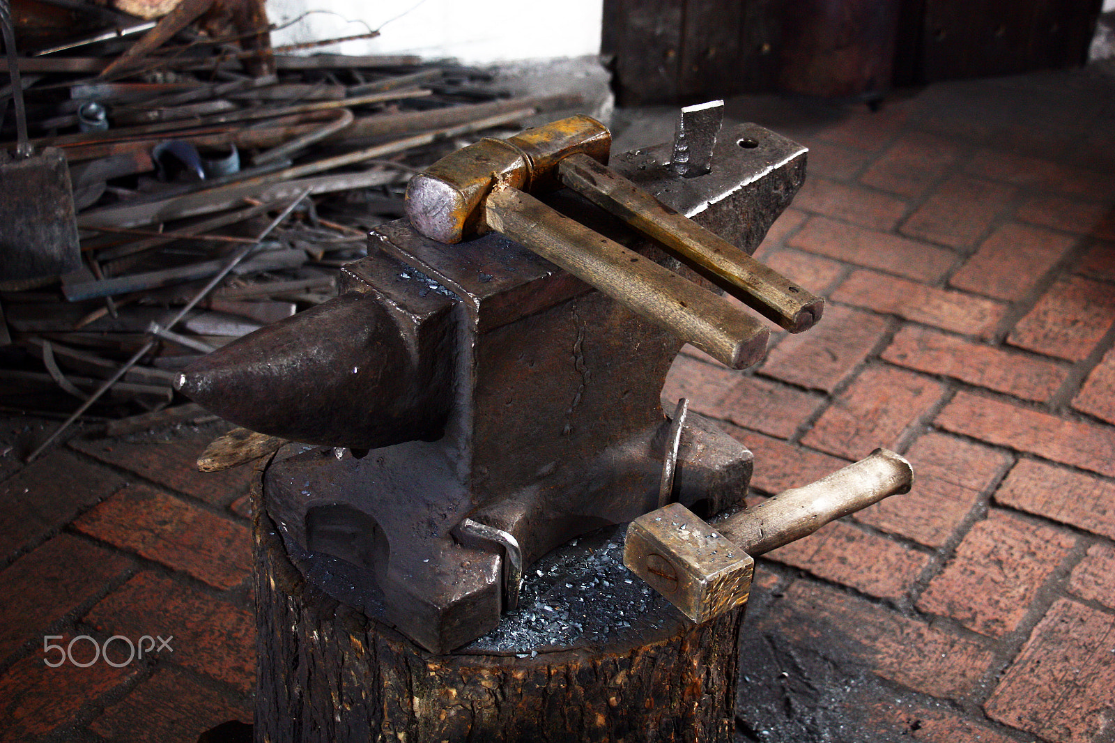 Canon EOS 450D (EOS Rebel XSi / EOS Kiss X2) + Canon EF-S 18-135mm F3.5-5.6 IS STM sample photo. Smithy. an anvil and hammers. photography
