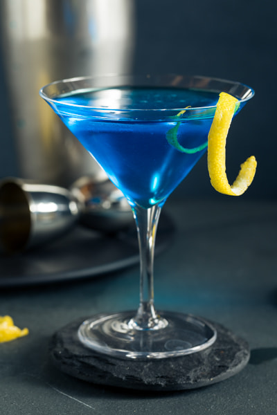 Canon EOS 5D Mark IV sample photo. Refreshing blue martini cocktail photography