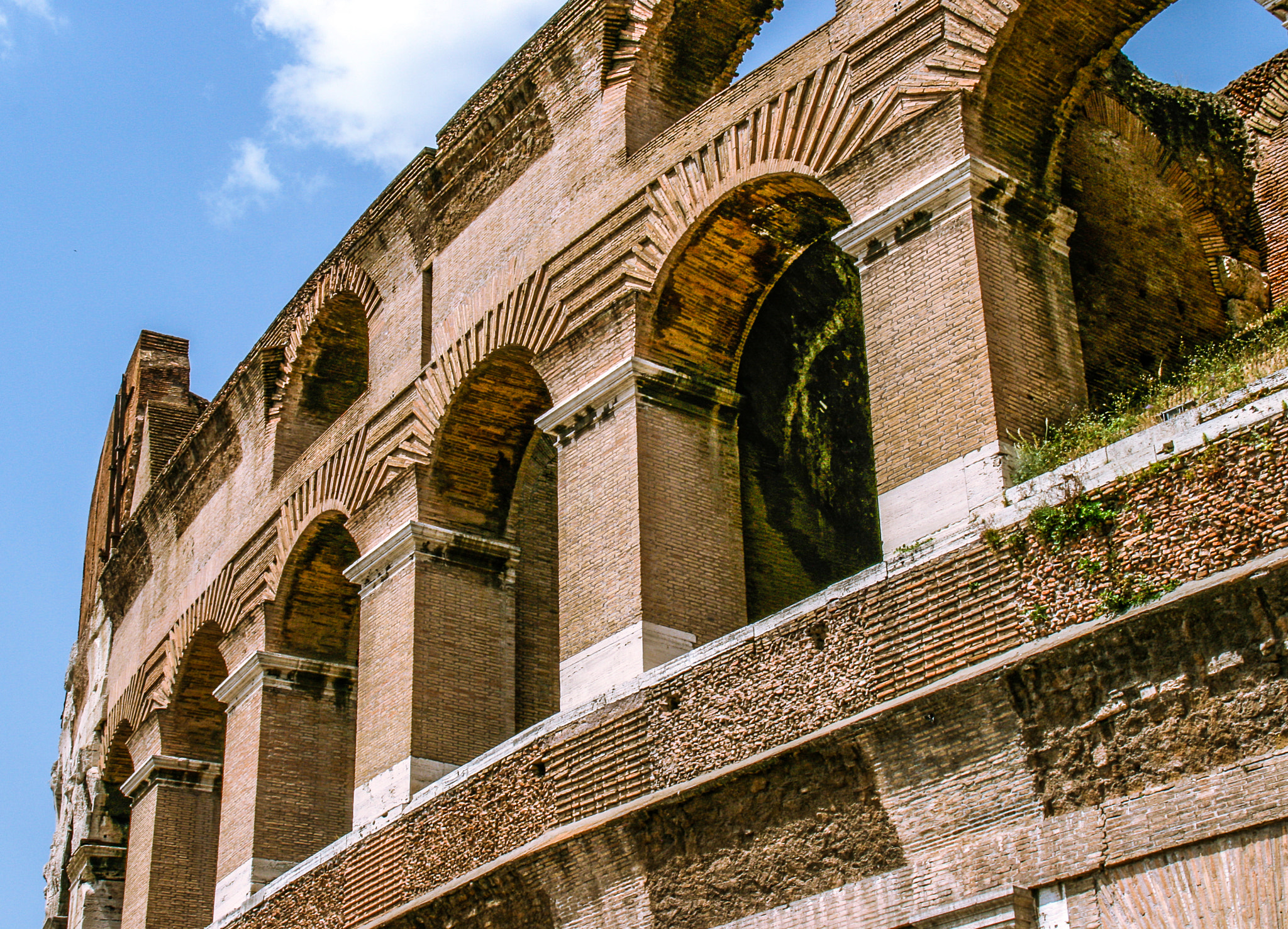 Canon EOS 400D (EOS Digital Rebel XTi / EOS Kiss Digital X) sample photo. Roman coliseum photography