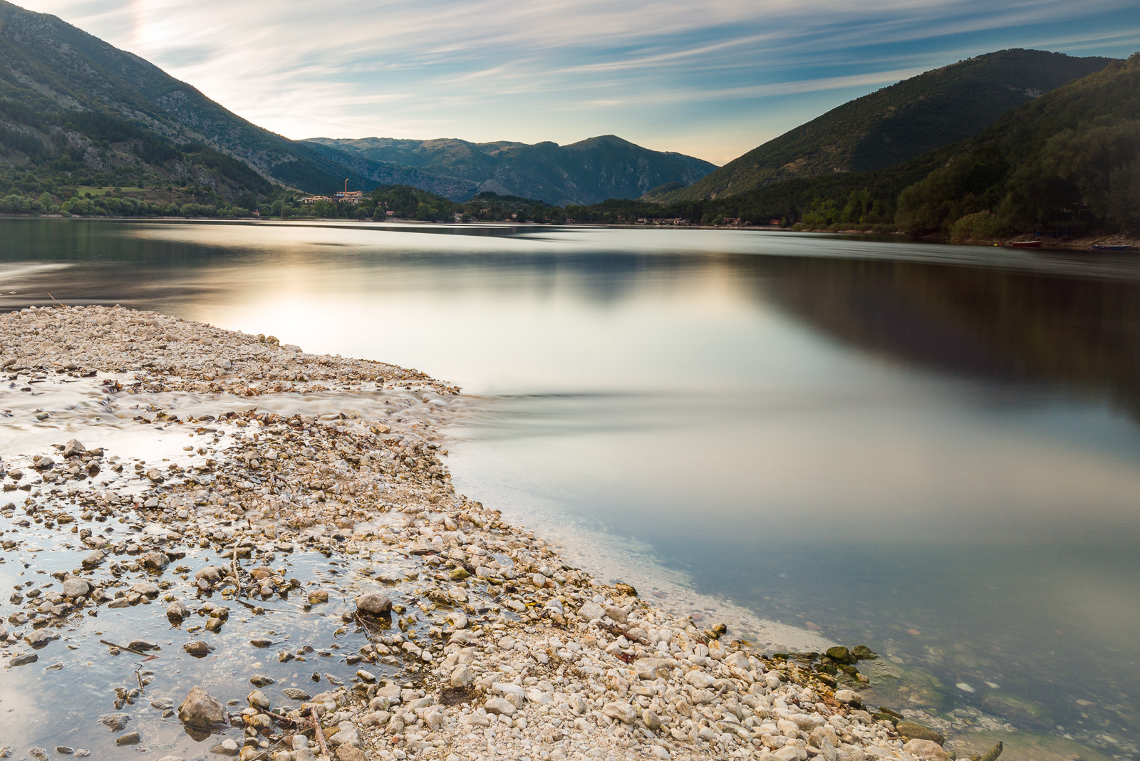 Nikon AF-S Nikkor 18-35mm F3.5-4.5G ED sample photo. Lago di scanno settembrino photography