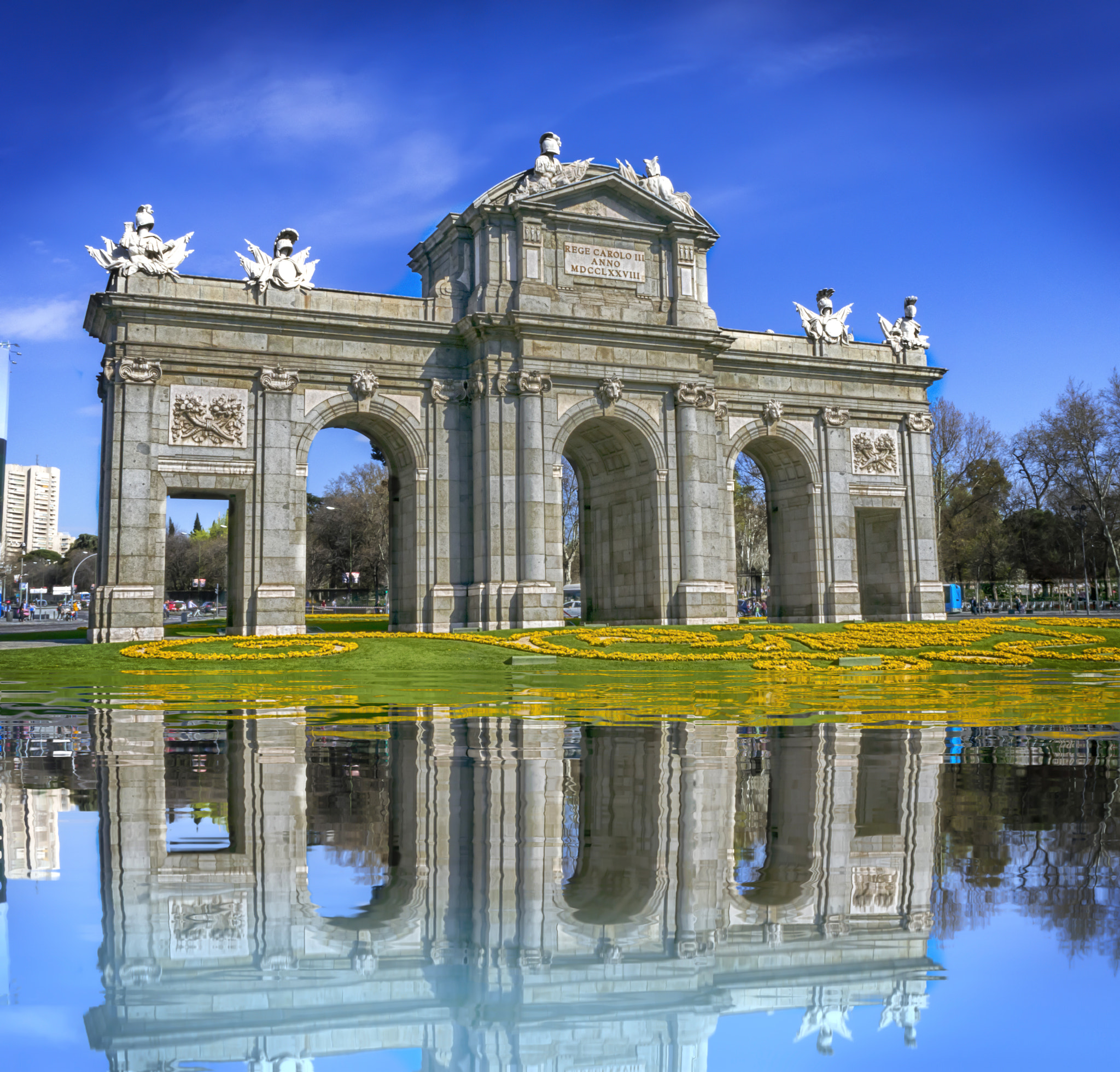 Nikon 1 J5 sample photo. Madrid in reflection photography