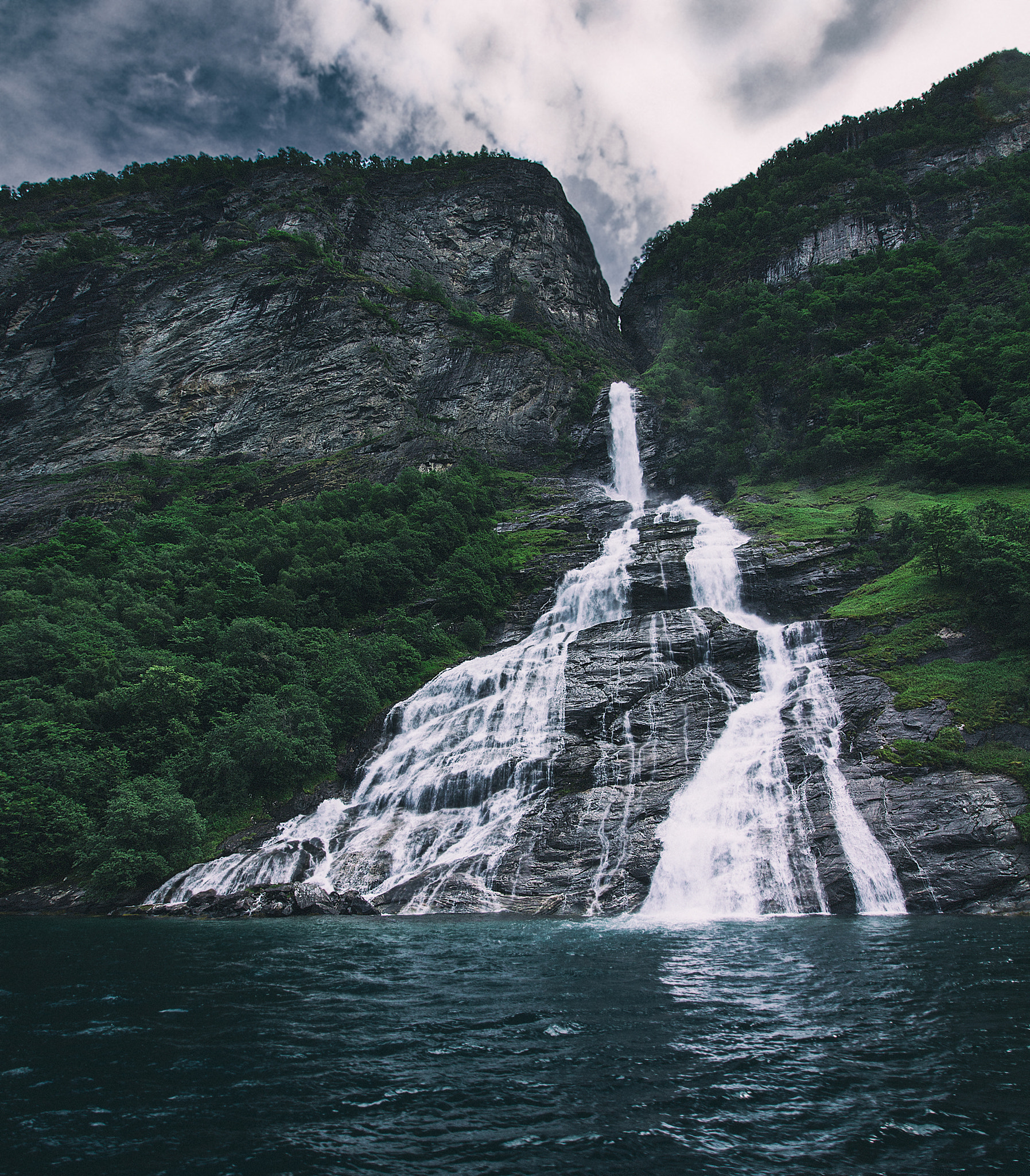 Canon EOS 7D + Canon EF-S 10-18mm F4.5–5.6 IS STM sample photo. The suitor or courter waterfall, geirangerfjord photography