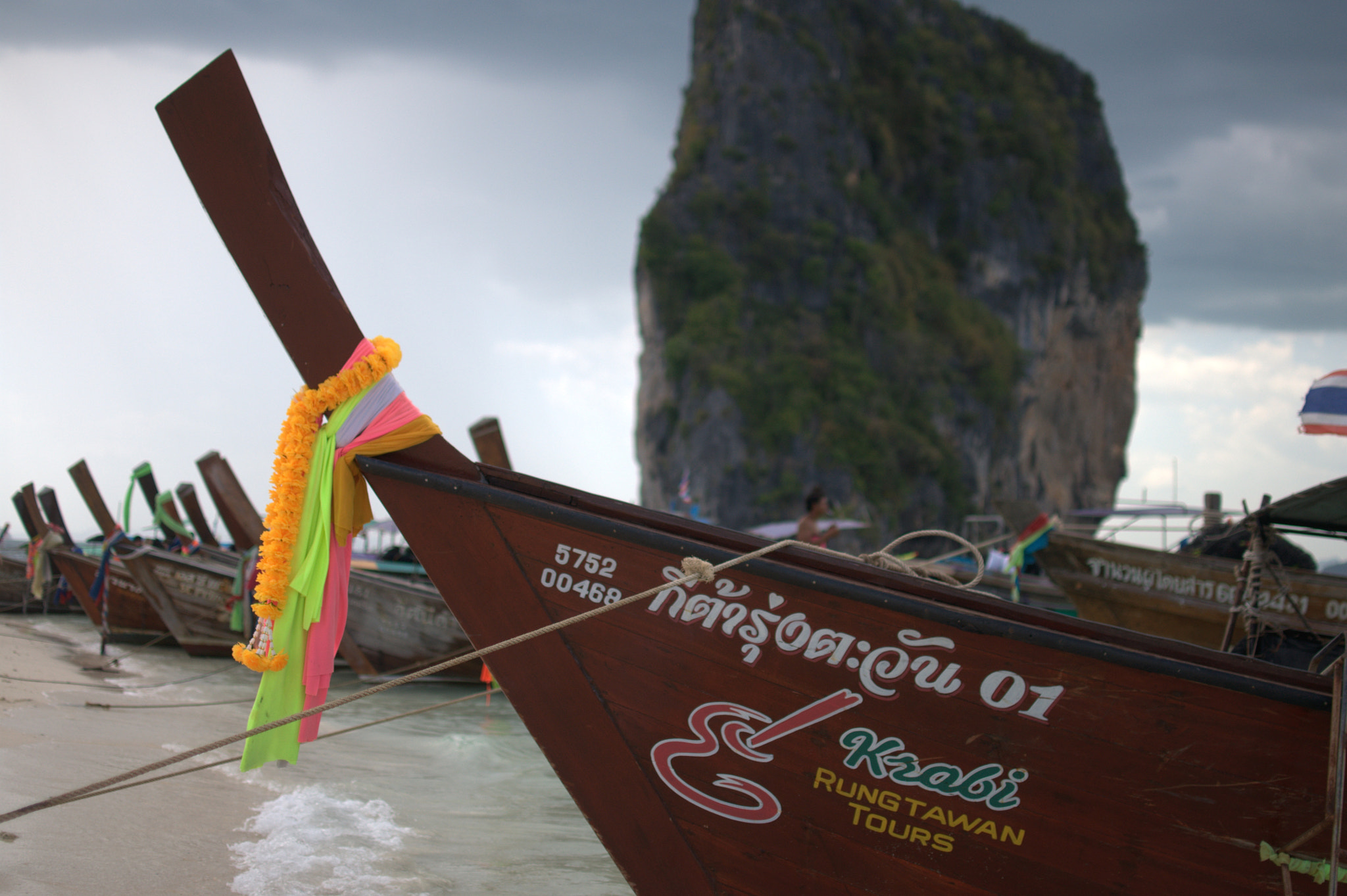 Nikon D5000 + Nikon AF-S DX Nikkor 35mm F1.8G sample photo. Krabi boats photography