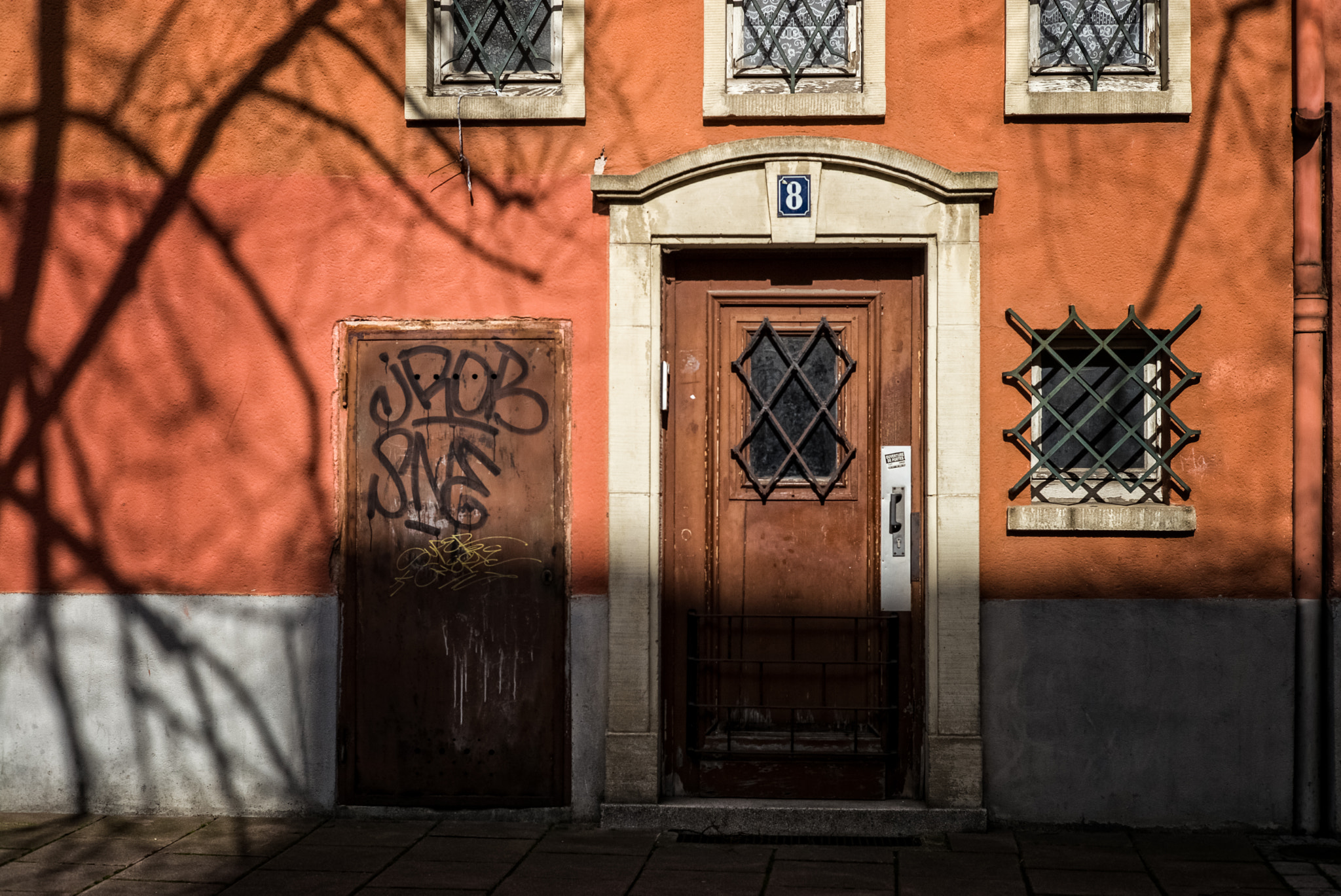 Summicron-M 1:2/50 sample photo. Entrance 8 photography