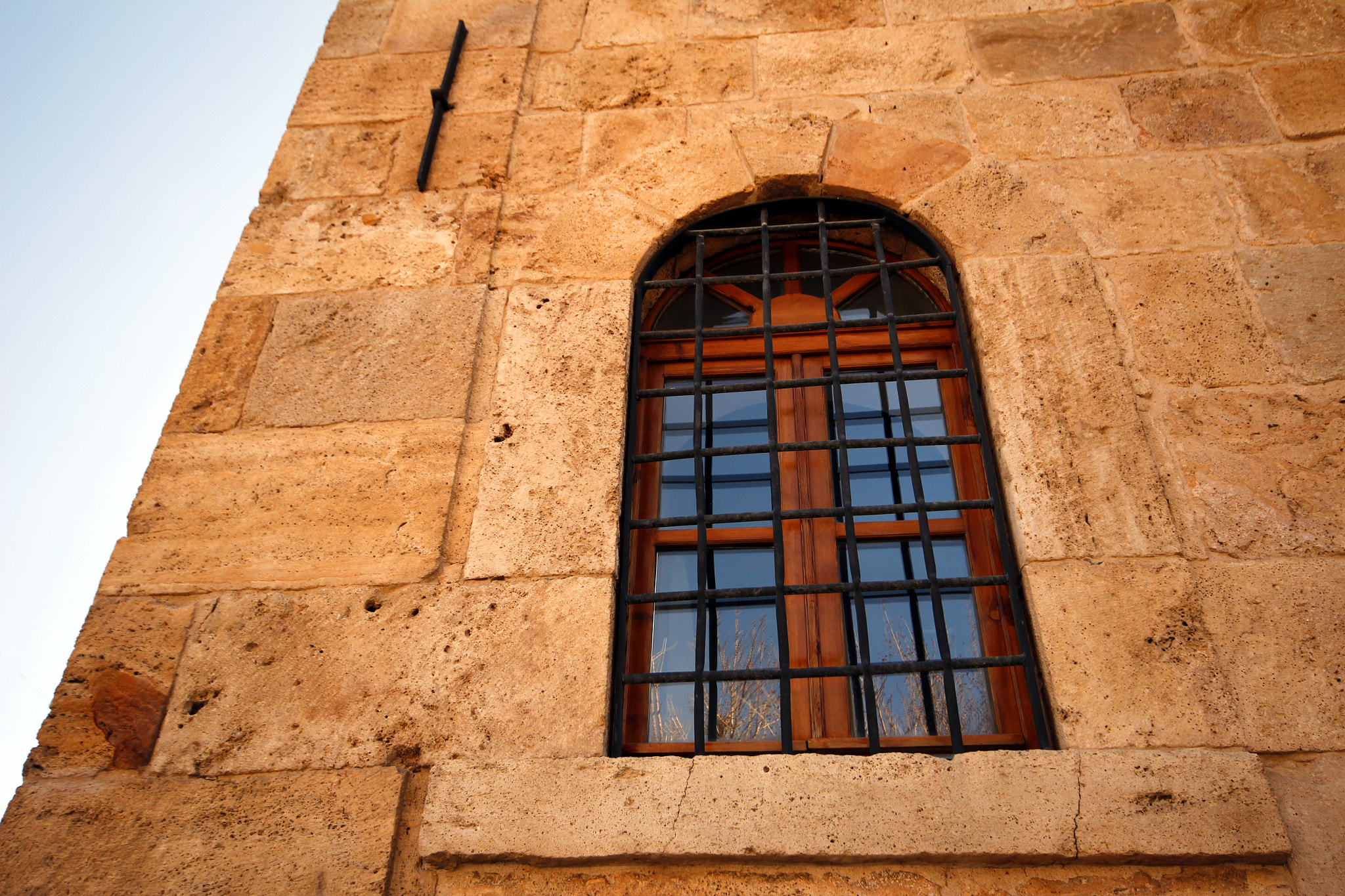 Canon EOS 600D (Rebel EOS T3i / EOS Kiss X5) + Sigma 10-20mm F4-5.6 EX DC HSM sample photo. Wooden window photography