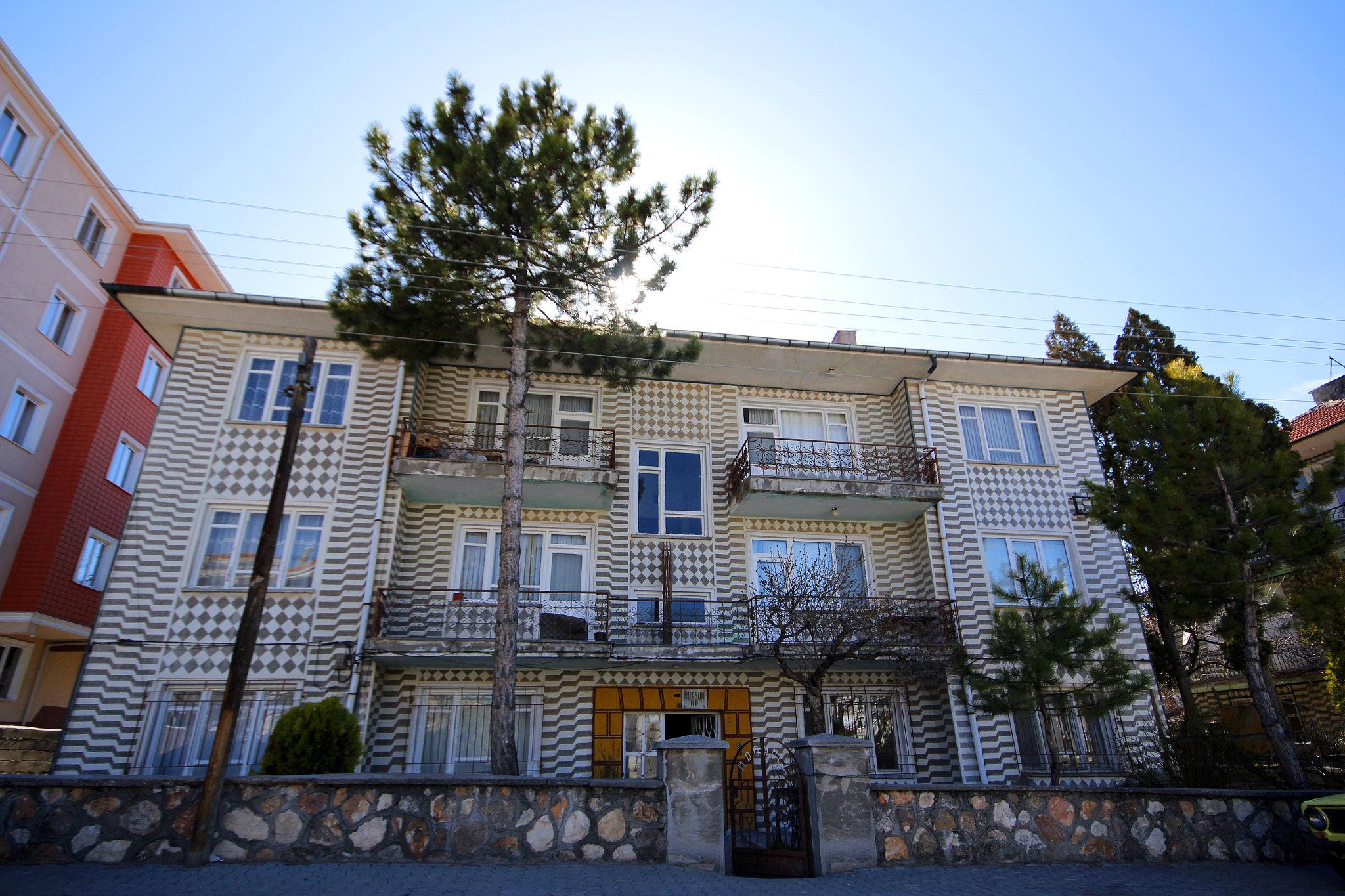 Canon EOS 600D (Rebel EOS T3i / EOS Kiss X5) + Sigma 10-20mm F4-5.6 EX DC HSM sample photo. Beautiful house photography