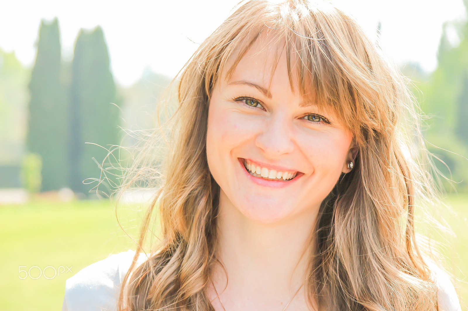 Canon EF-S 17-85mm F4-5.6 IS USM sample photo. Young woman smiling photography