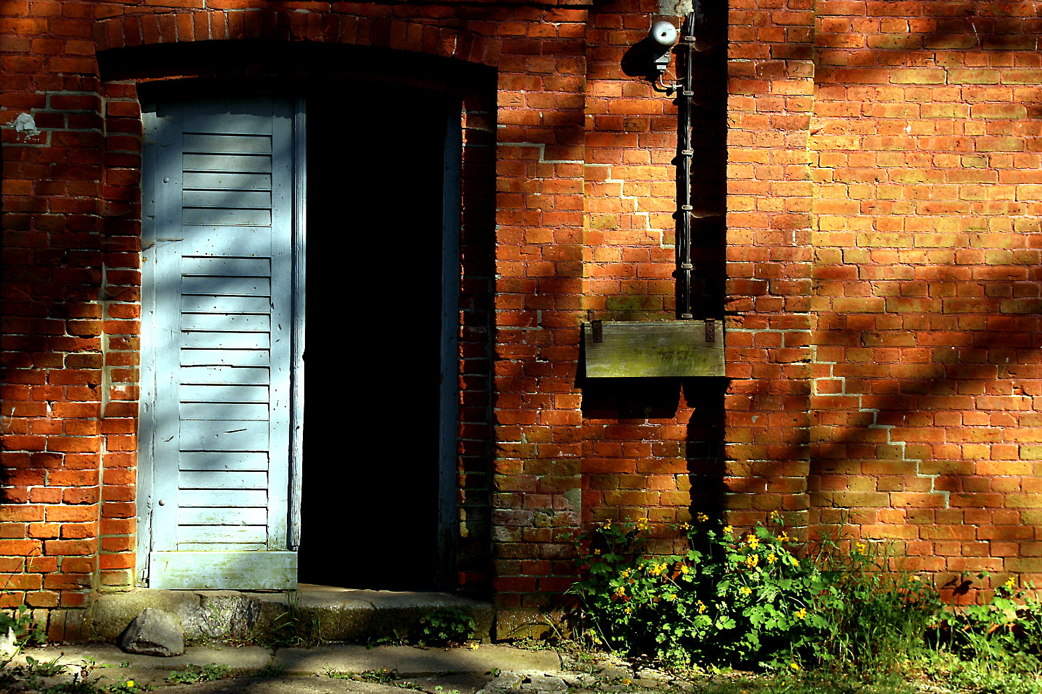 Canon EOS 100D (EOS Rebel SL1 / EOS Kiss X7) sample photo. Blue door photography