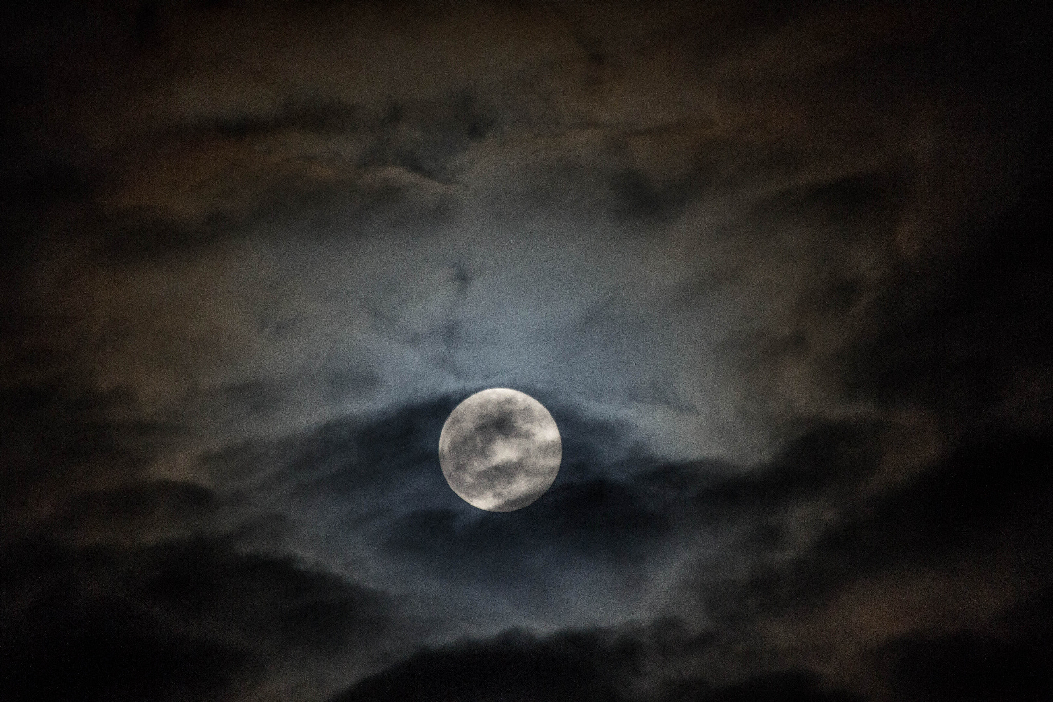 Canon EF 70-300mm F4-5.6 IS USM sample photo. The moon photography