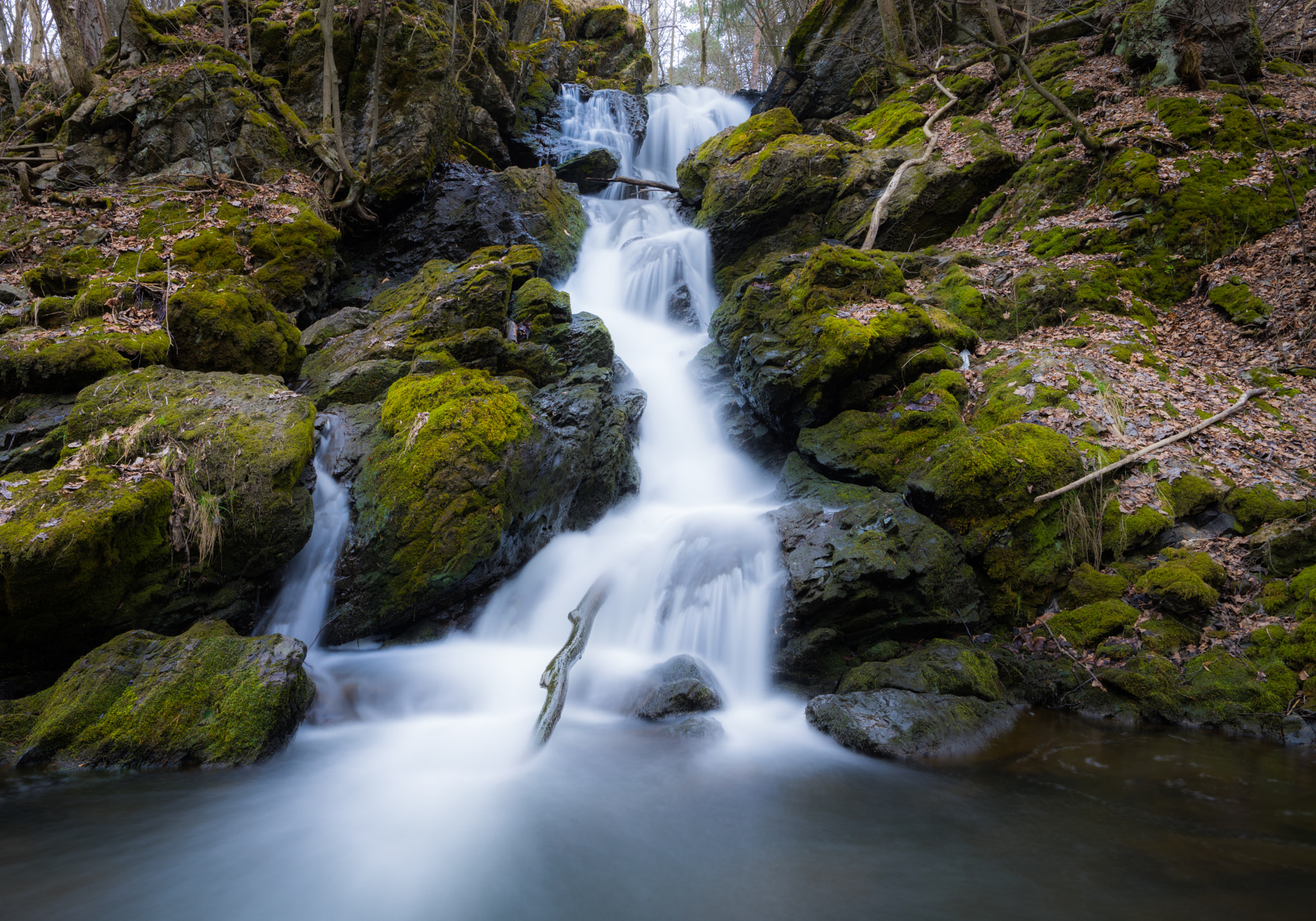Sony a7R + Sony Vario-Tessar T* FE 16-35mm F4 ZA OSS sample photo. Urban waterfall photography