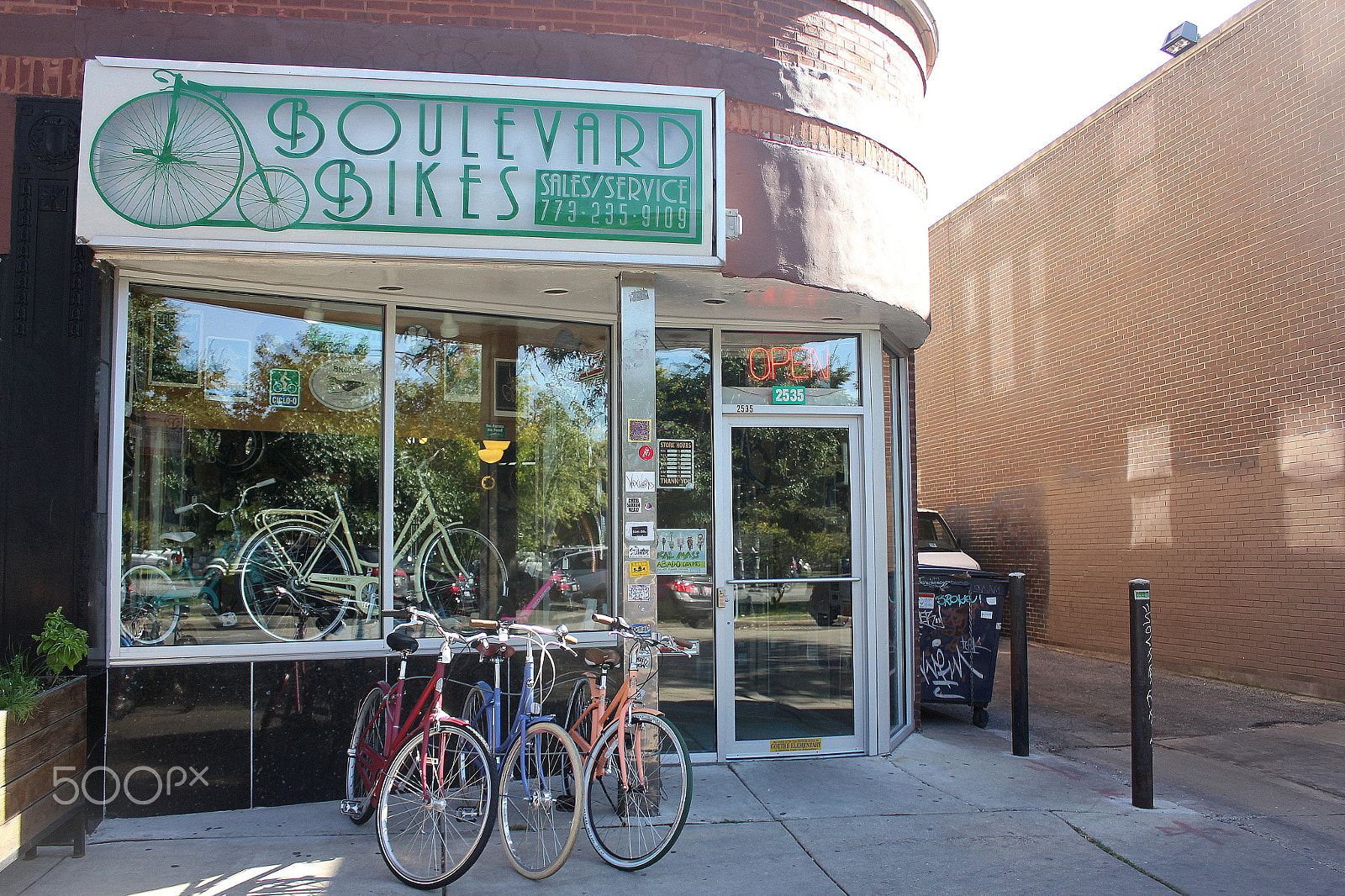 Canon EOS 550D (EOS Rebel T2i / EOS Kiss X4) sample photo. Boulevard bikes photography