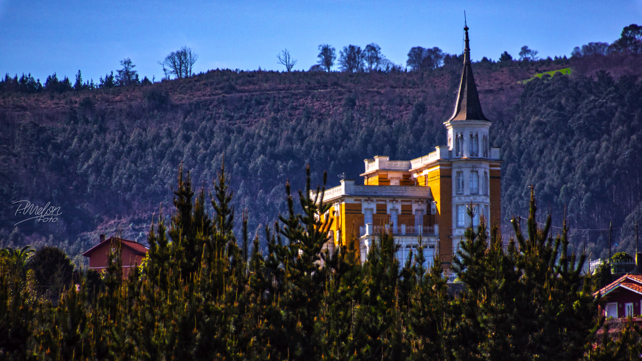 Sony SLT-A68 + Tamron 16-300mm F3.5-6.3 Di II VC PZD Macro sample photo. La casa amarilla en somao - muros de nalón photography