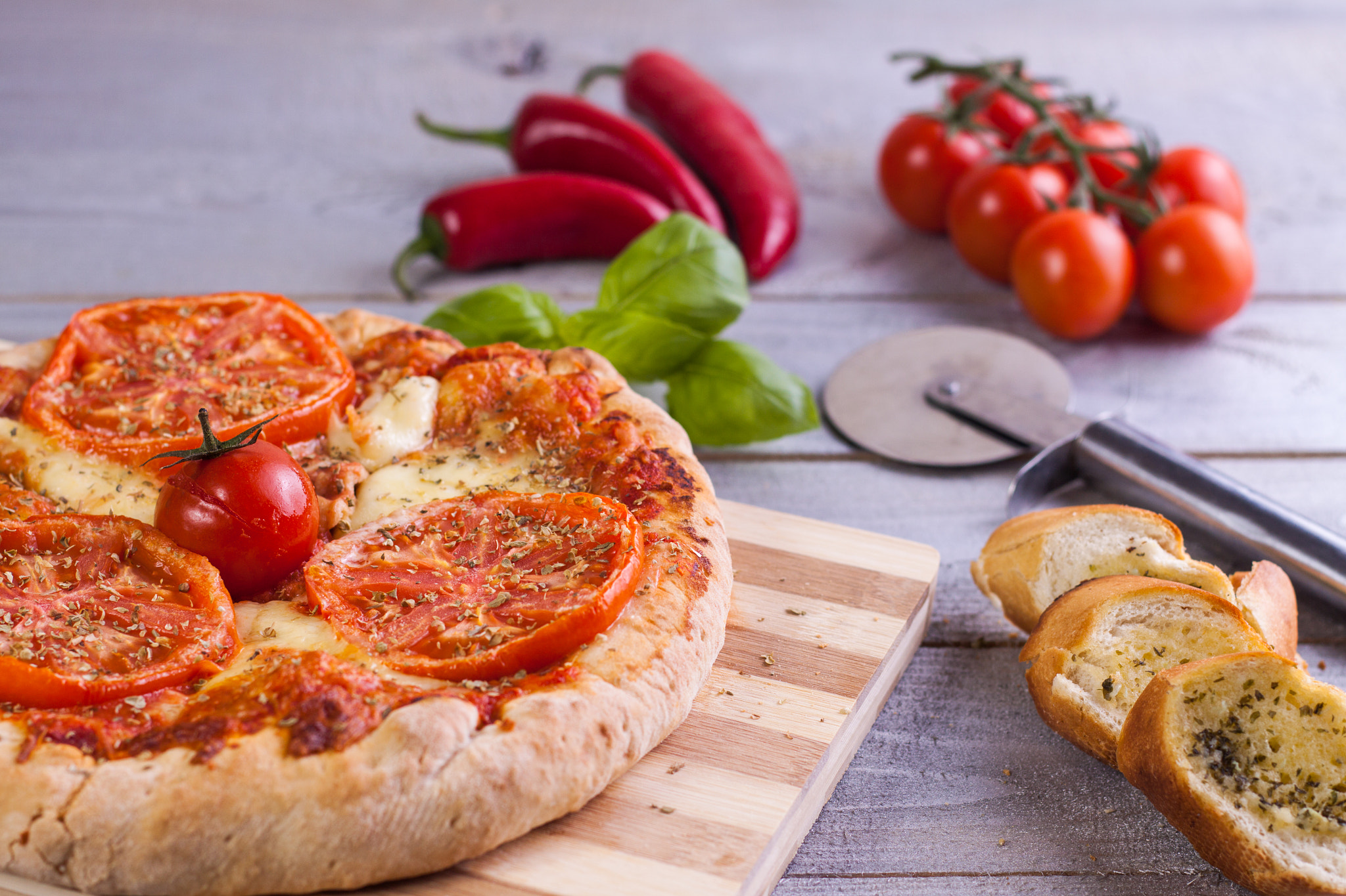 Canon EOS 50D + Canon EF 50mm F1.8 II sample photo. Healthy pizza garlic bread chili photography
