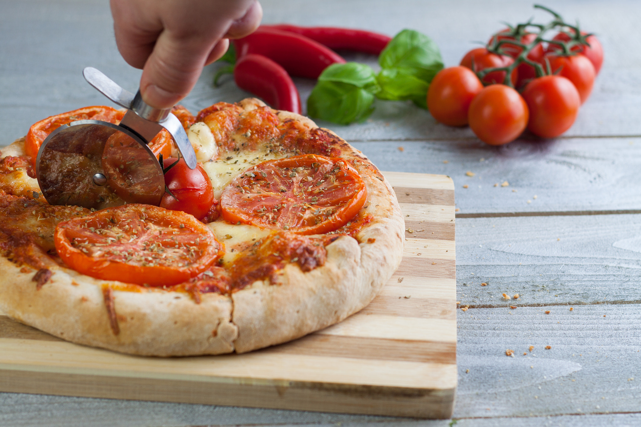 Canon EOS 50D + Canon EF 50mm F1.8 II sample photo. Cutting pizza photography