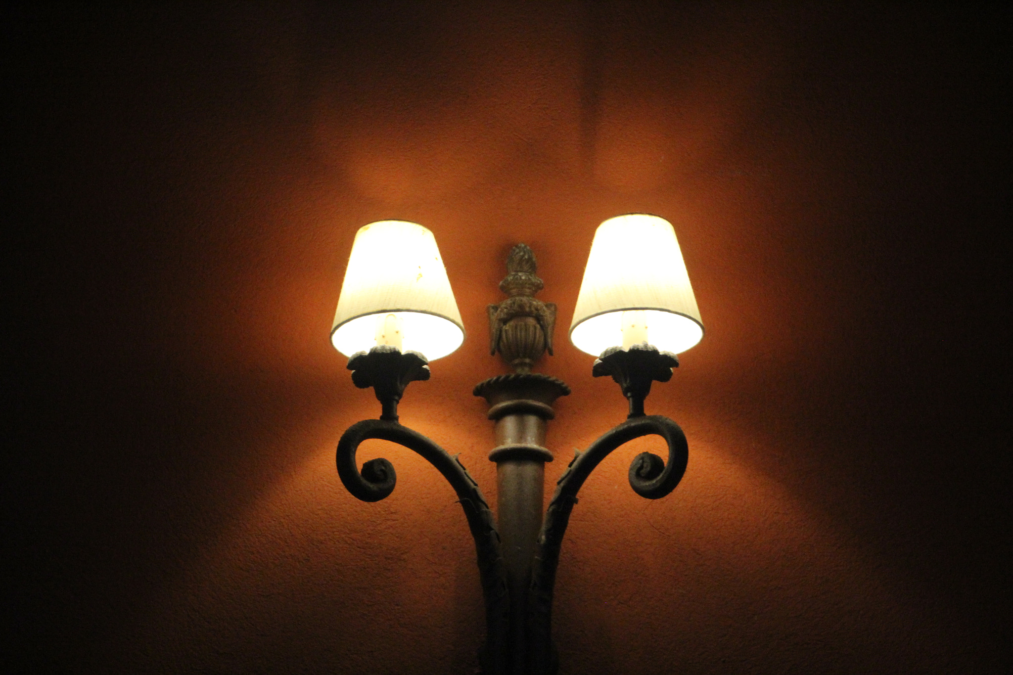 Canon EOS 600D (Rebel EOS T3i / EOS Kiss X5) sample photo. Old chandelier photography