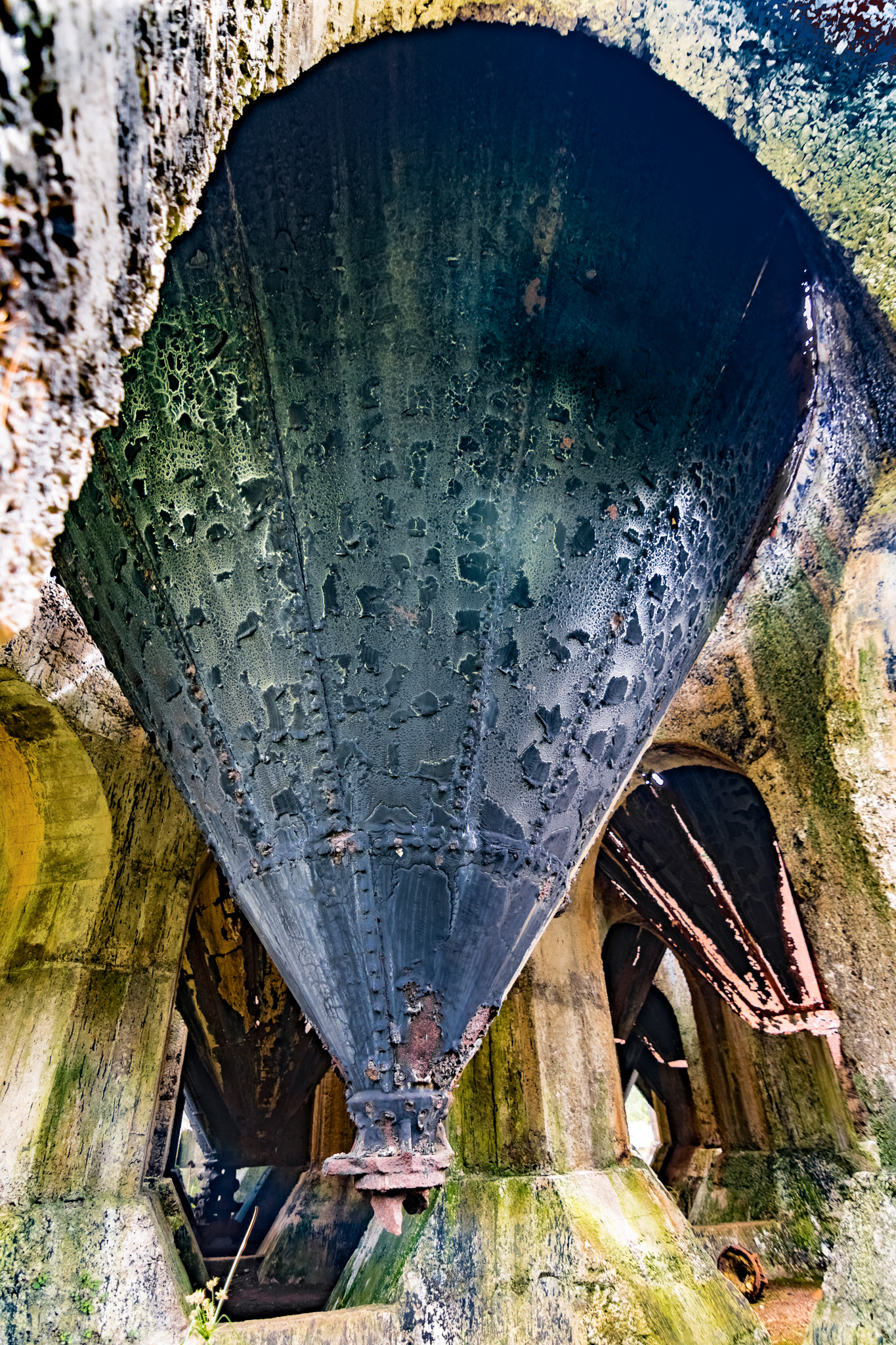Canon EOS 750D (EOS Rebel T6i / EOS Kiss X8i) sample photo. Old cyanide tank head photography