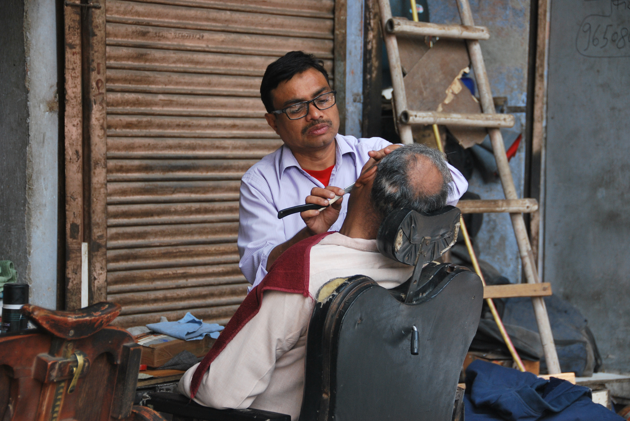 Nikon D60 + Nikon AF-S DX Nikkor 18-200mm F3.5-5.6G ED VR II sample photo. Shave and a haircut, 2 rupees photography