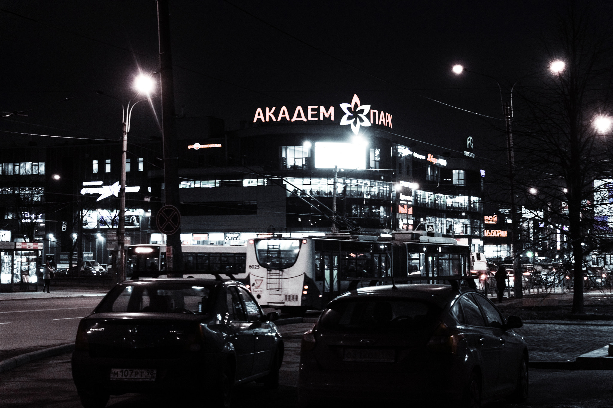 Sony SLT-A77 + Sony DT 18-135mm F3.5-5.6 SAM sample photo. City in night photography