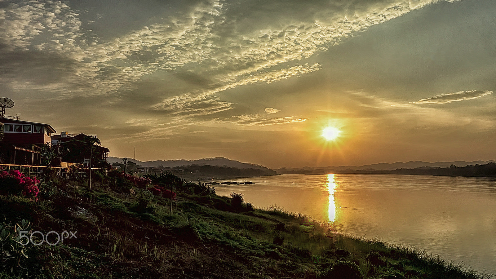 Sony a7 II + Sigma 19mm F2.8 EX DN sample photo. Sunset on the mekong 2 photography