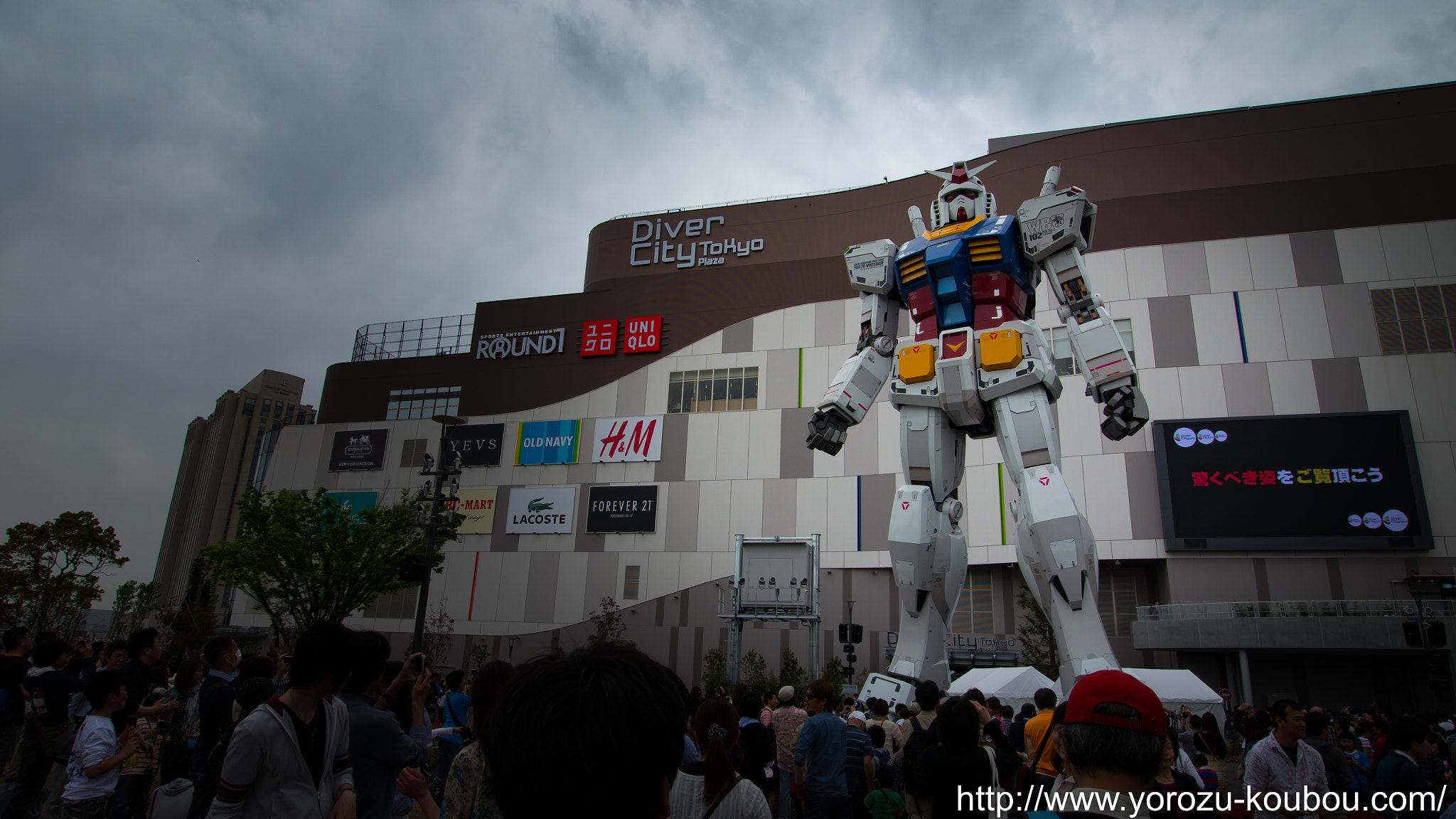 Panasonic Lumix DMC-GH2 + OLYMPUS DIGITAL 11-22mm Lens sample photo. Gundam photography