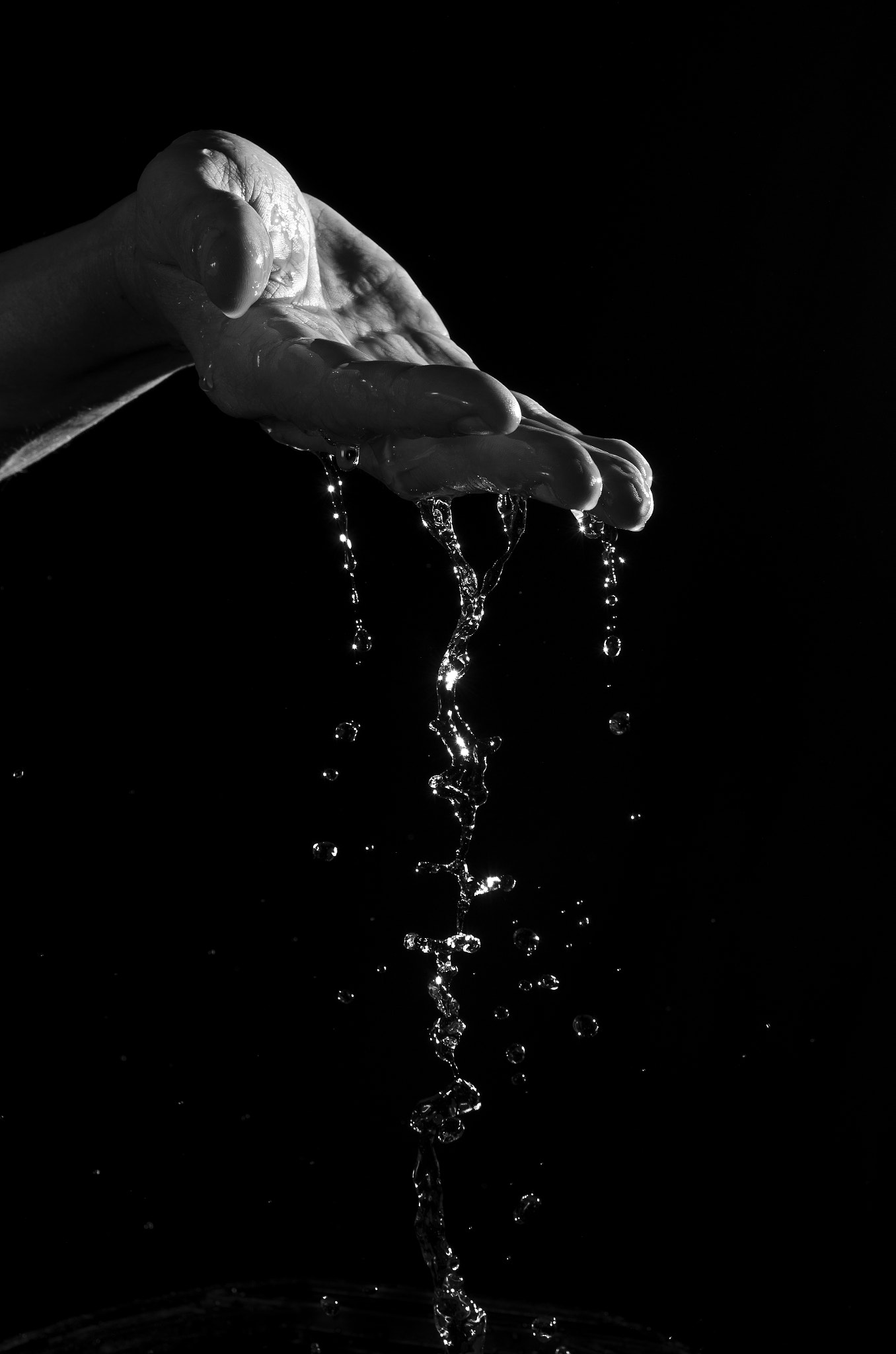 Nikon D5100 + Nikon AF-S DX Nikkor 16-85mm F3.5-5.6G ED VR sample photo. A man's hand and clean water. photography