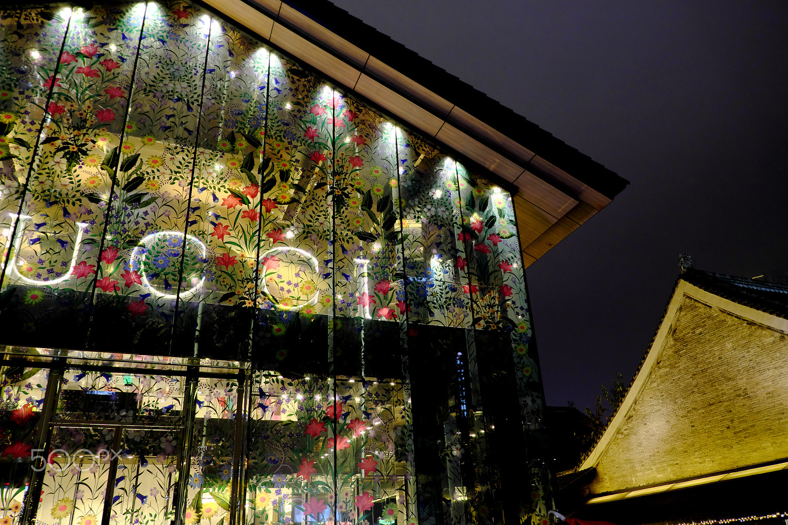 Fujifilm X-E2 + Fujifilm XF 18-55mm F2.8-4 R LM OIS sample photo. 太古里 photography