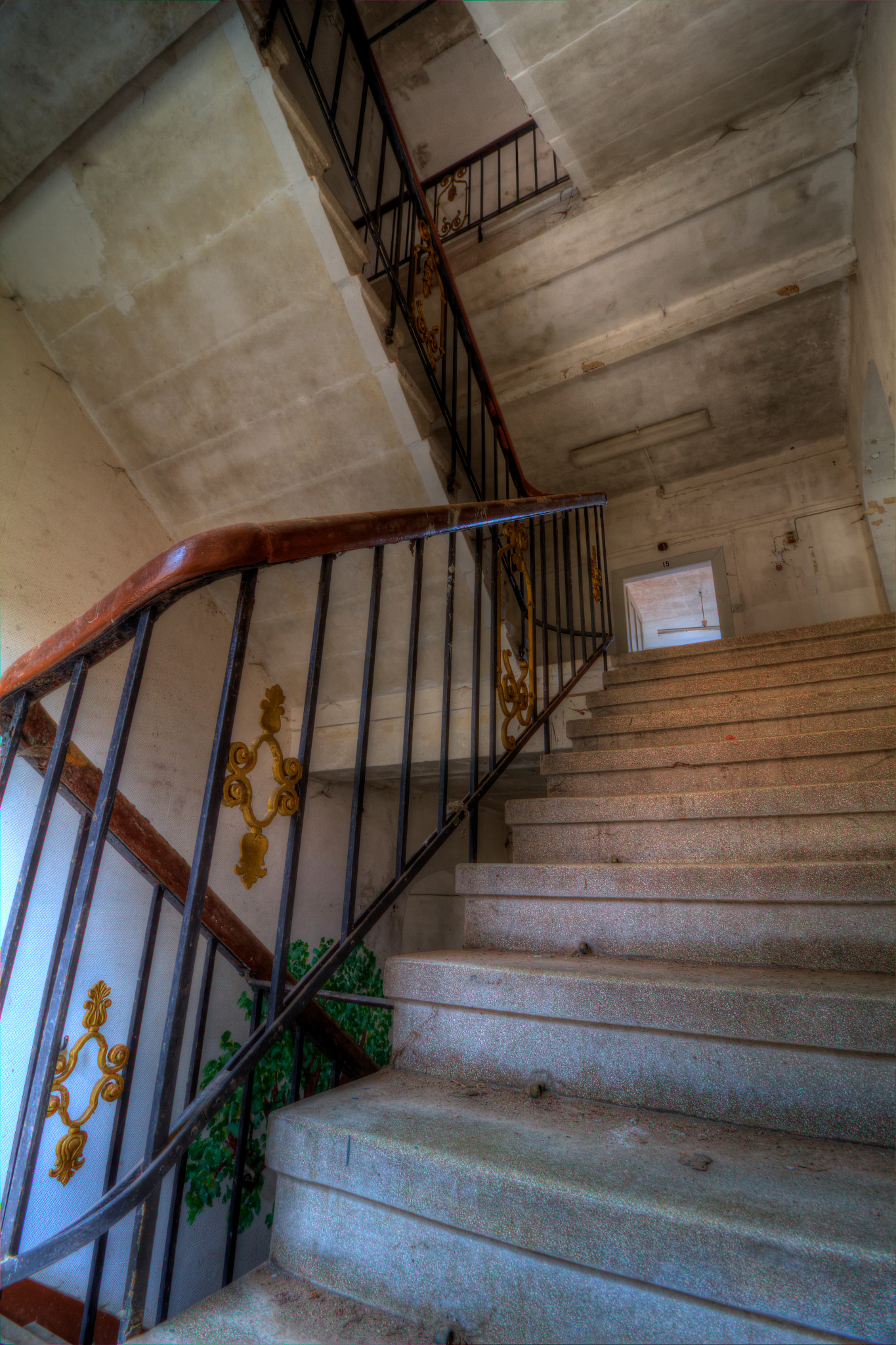 Canon EOS 7D + Canon EF-S 10-18mm F4.5–5.6 IS STM sample photo. Wants to go upstairs photography