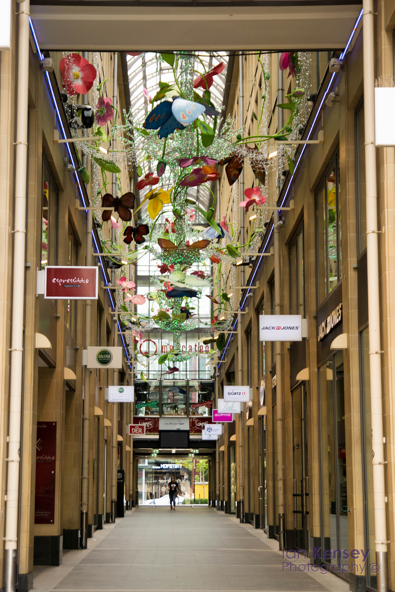 Sony ILCA-77M2 sample photo. The arcade photography