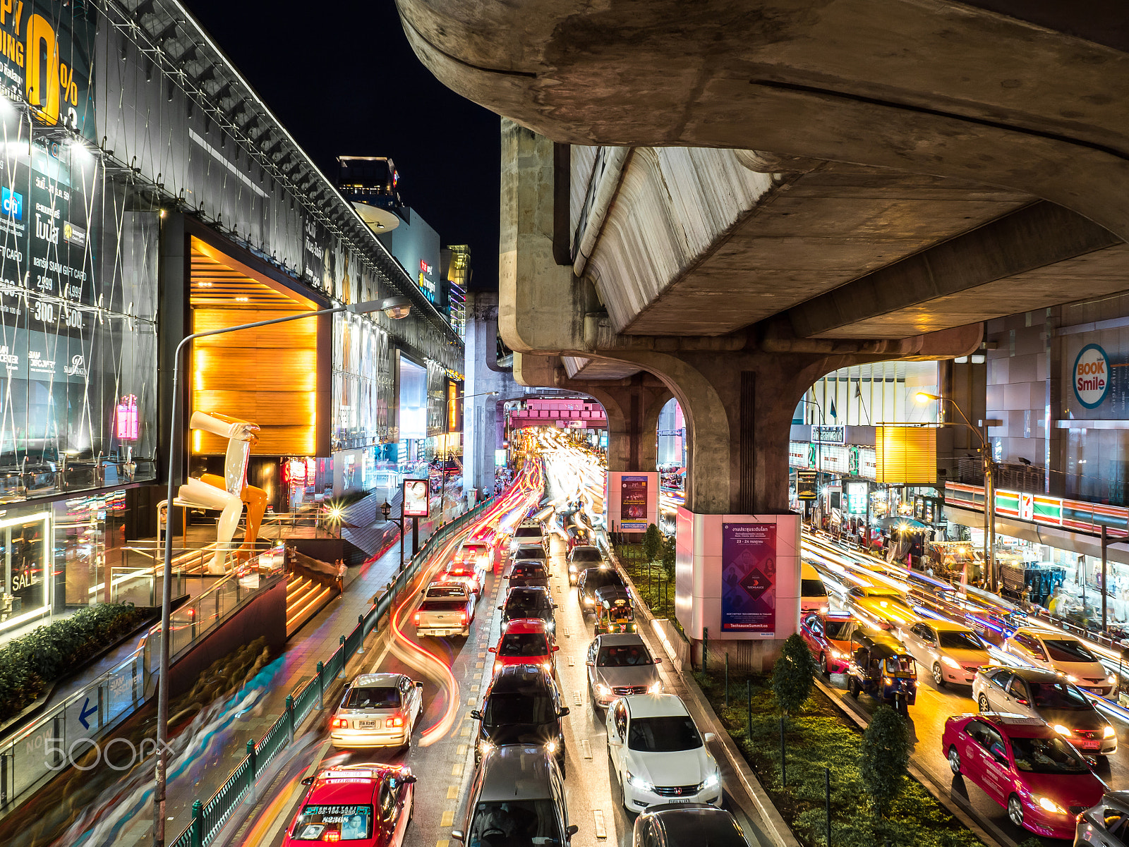 OLYMPUS M.14-150mm F4.0-5.6 II sample photo. Traffic jam on the road at siams quare on july 8, 2016 in bangkok, thailand. photography