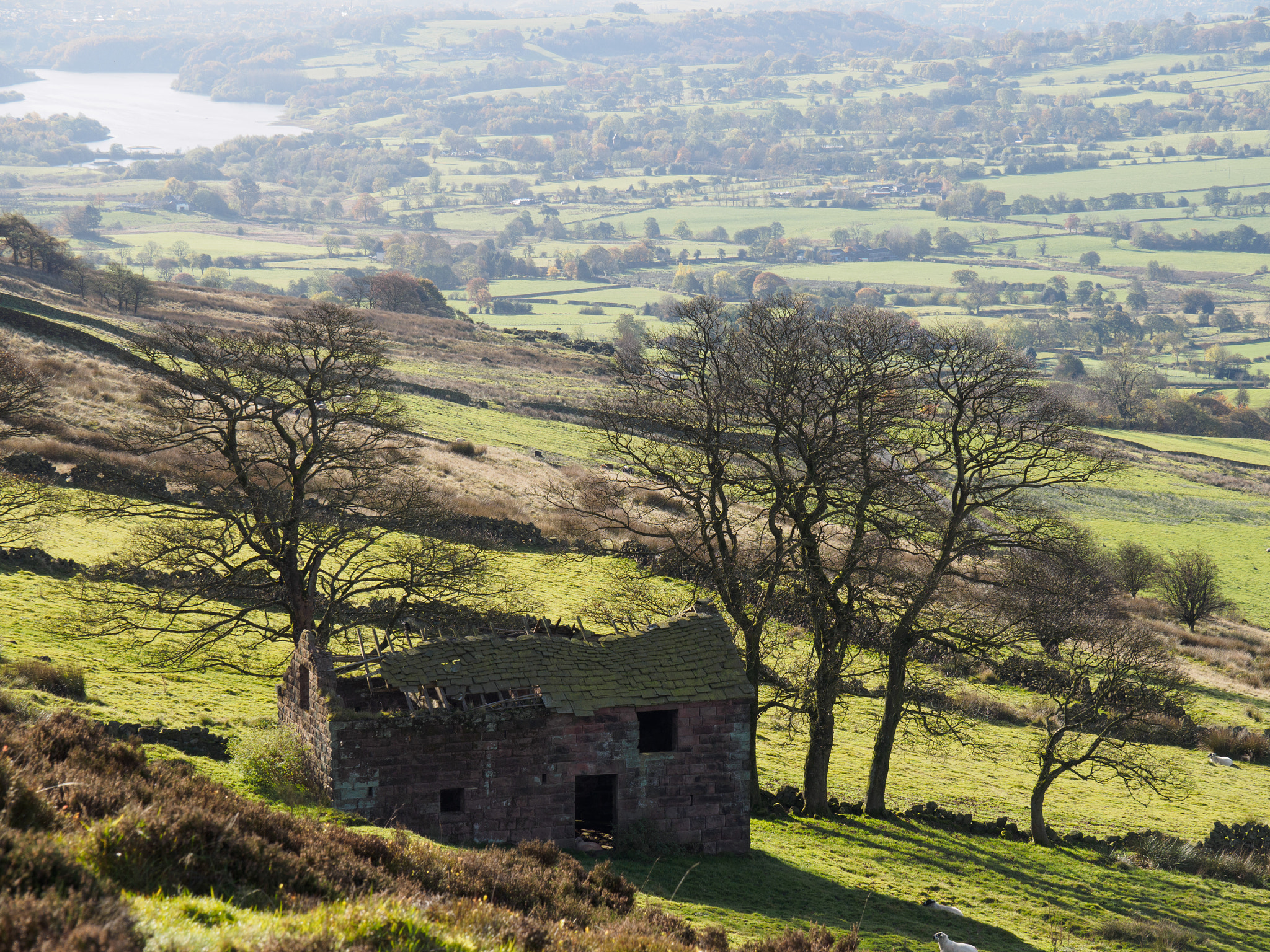OLYMPUS M.14-150mm F4.0-5.6 II sample photo. Barn at the roaches photography