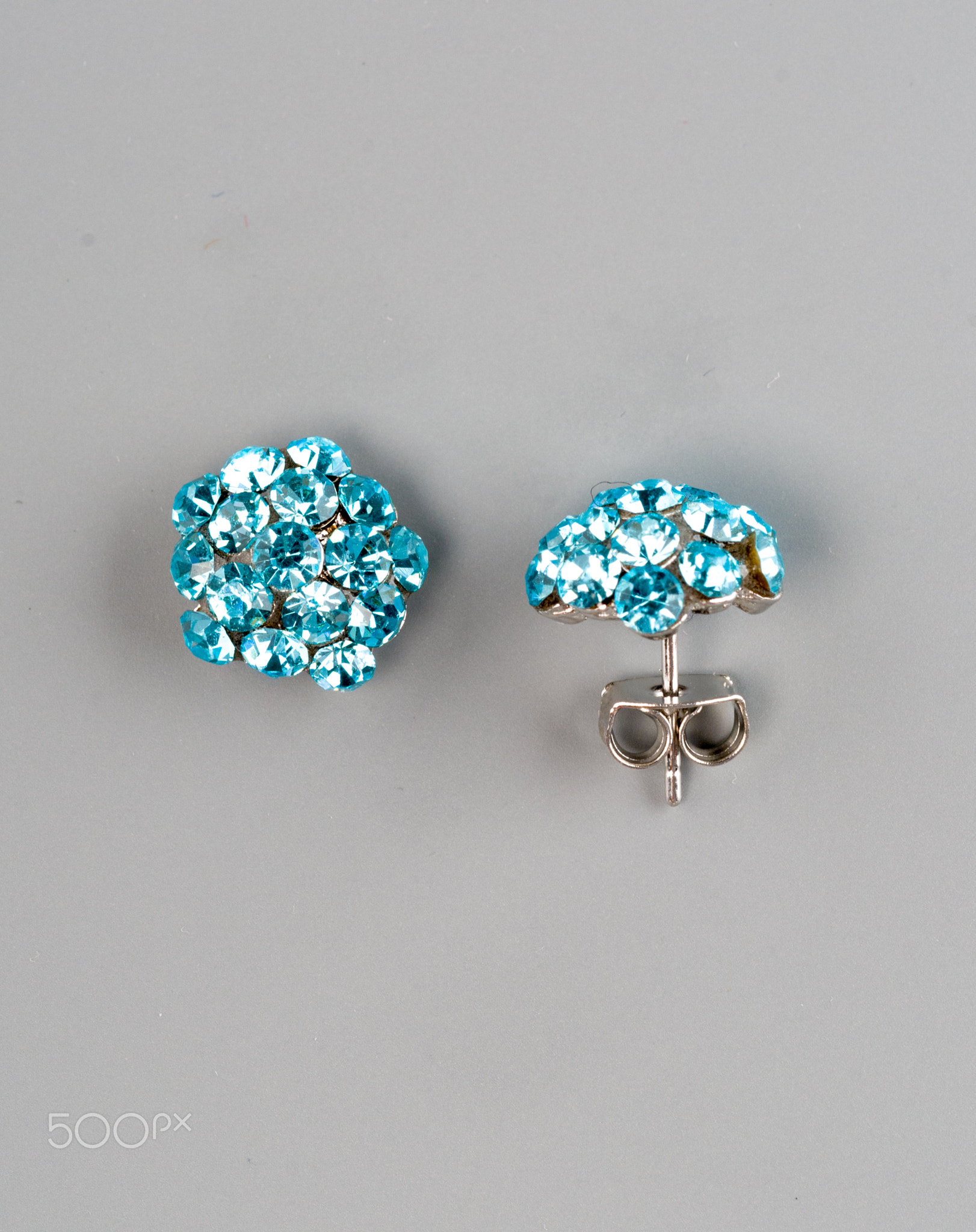 Pair of earrings with gems