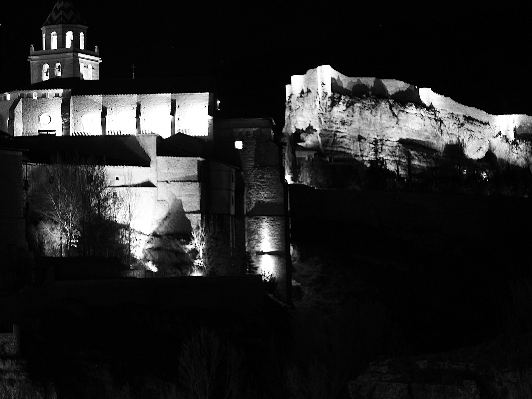 Canon EOS 100D (EOS Rebel SL1 / EOS Kiss X7) + Canon EF 50mm F1.8 STM sample photo. Albarracín casttle and cathedral at night photography