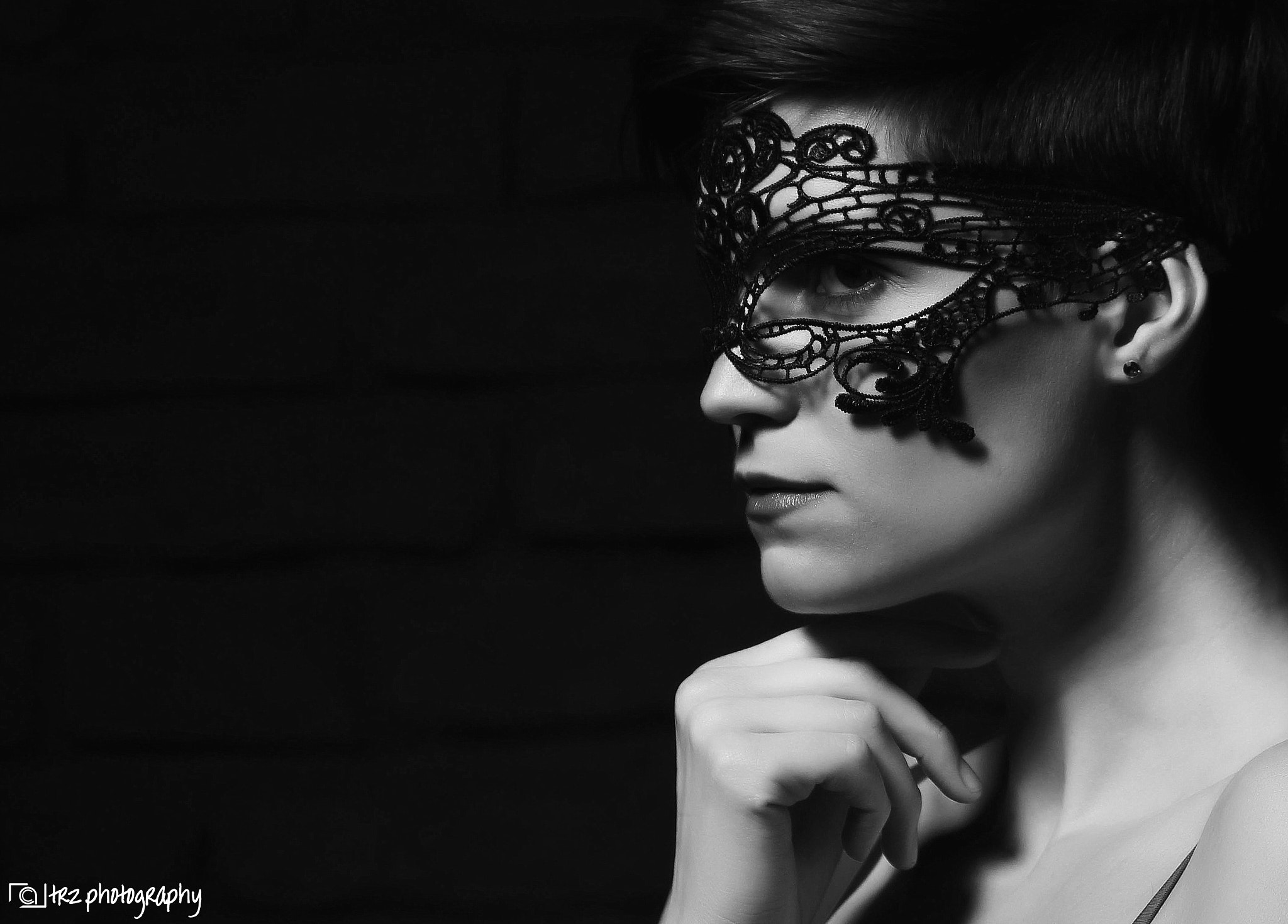 Canon EOS 600D (Rebel EOS T3i / EOS Kiss X5) + Canon EF 24-105mm F4L IS USM sample photo. The mask b&w photography