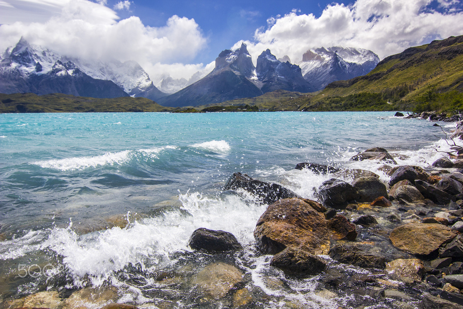 Canon EOS 550D (EOS Rebel T2i / EOS Kiss X4) sample photo. Mountains of patagonia in haze at daylight with shore of blue lake photography