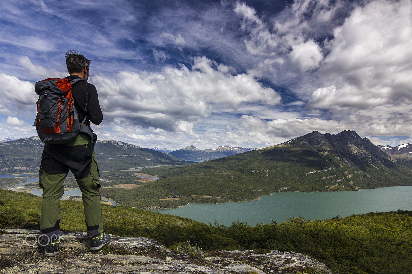 Canon EOS 550D (EOS Rebel T2i / EOS Kiss X4) sample photo. Man with backpack standing on the cliff in mountains at above lake photography