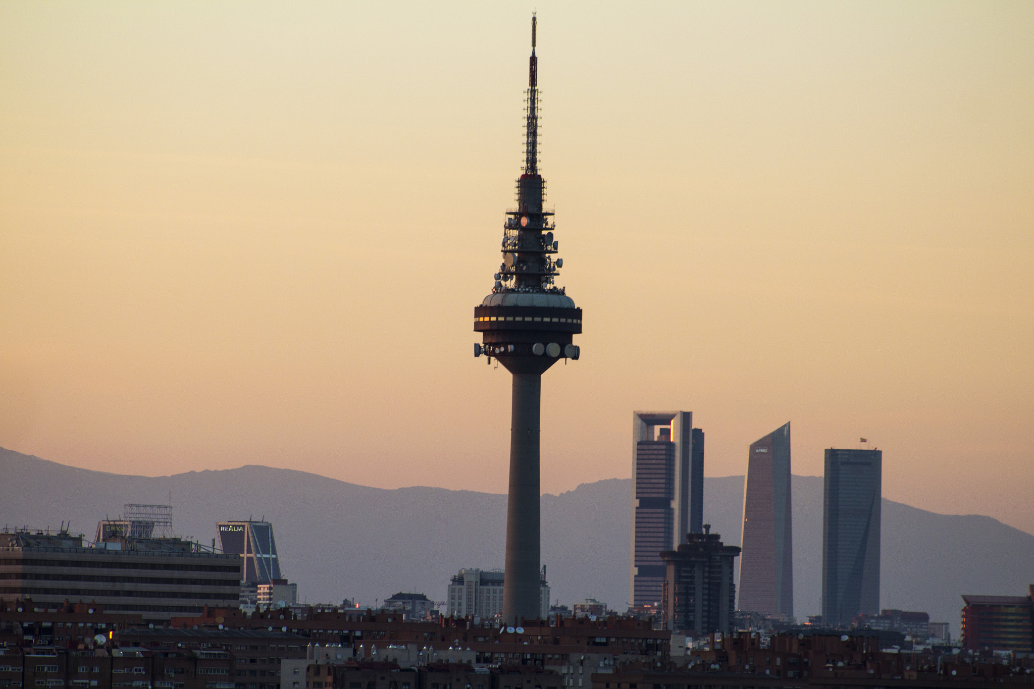 Canon EOS 600D (Rebel EOS T3i / EOS Kiss X5) + EF75-300mm f/4-5.6 sample photo. Lights from madrid photography