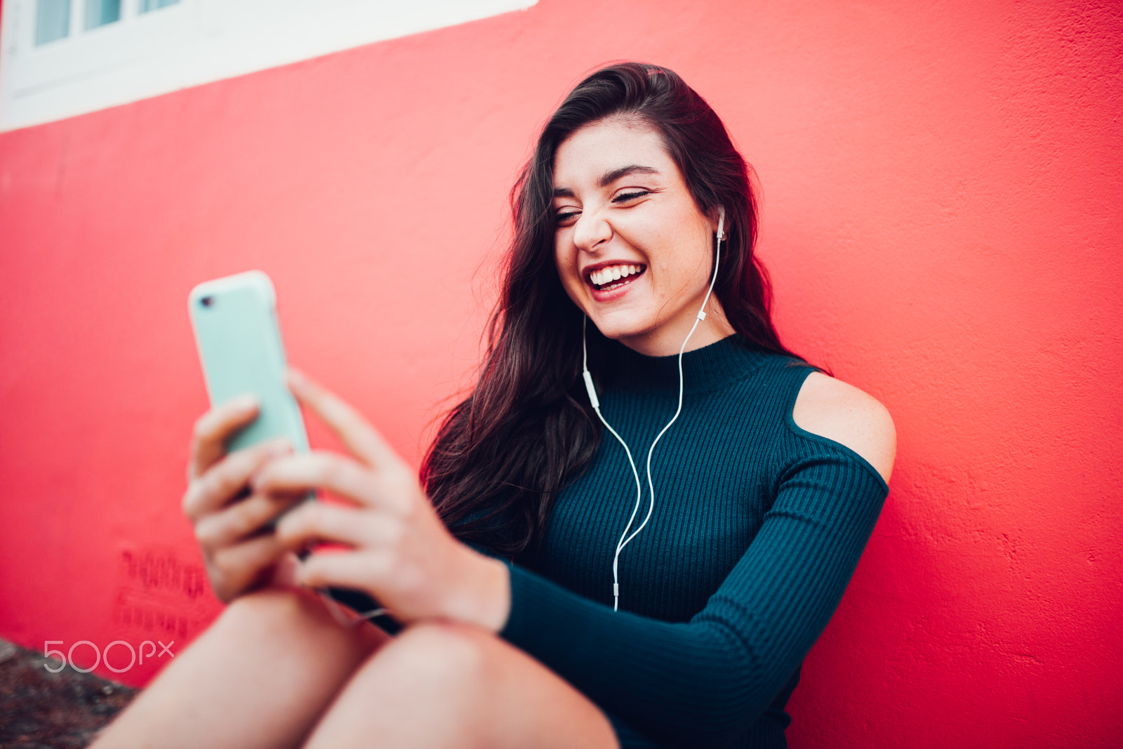 Canon EOS 5DS sample photo. Happy caucasian women listening to music on smart phone photography