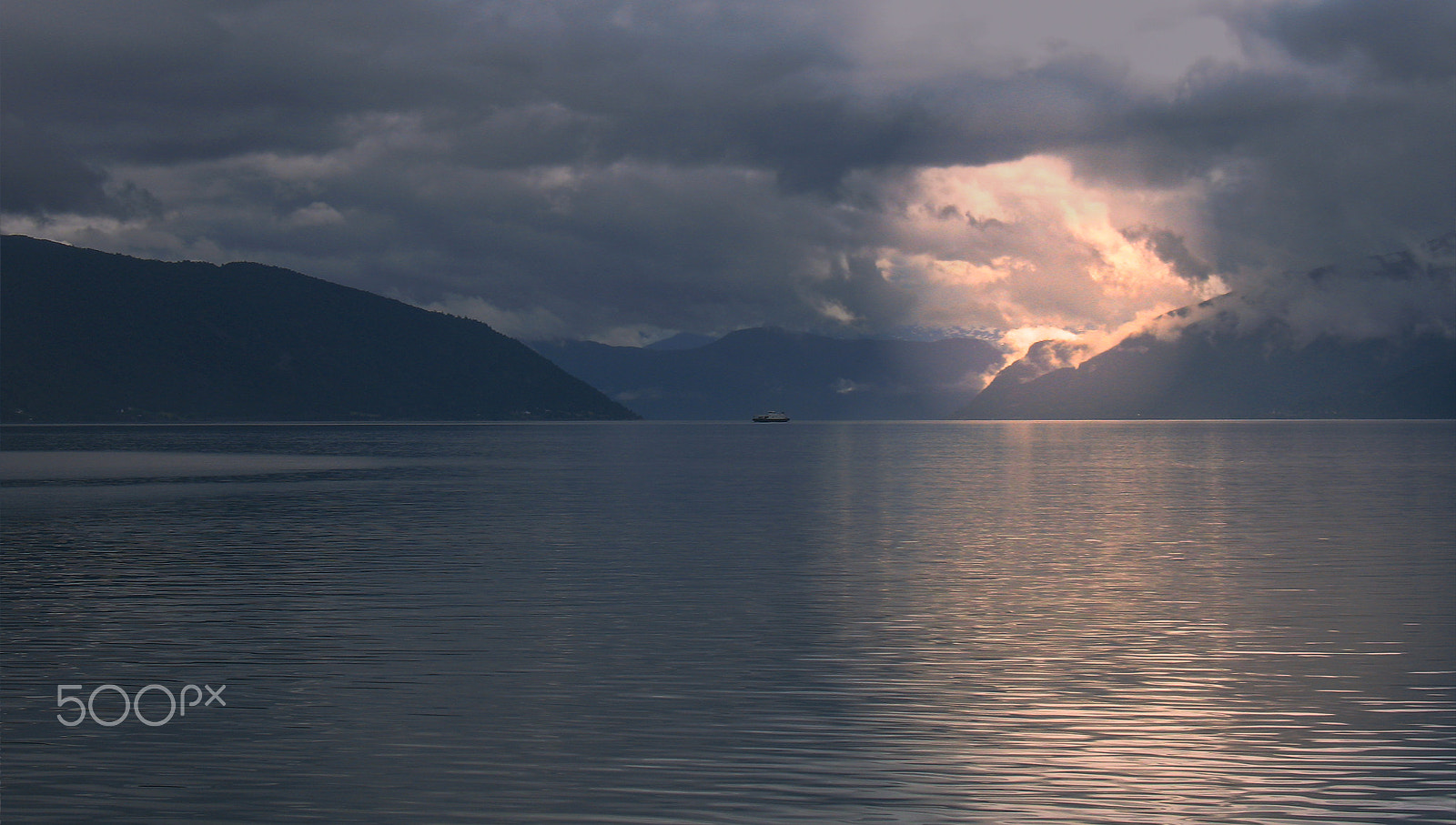 Canon POWERSHOT A620 sample photo. Storm on the fjord photography