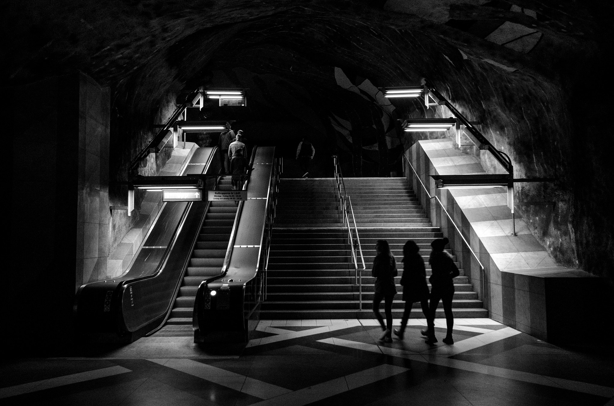 Sigma 10-20mm F4-5.6 EX DC HSM sample photo. Escalators 3 photography