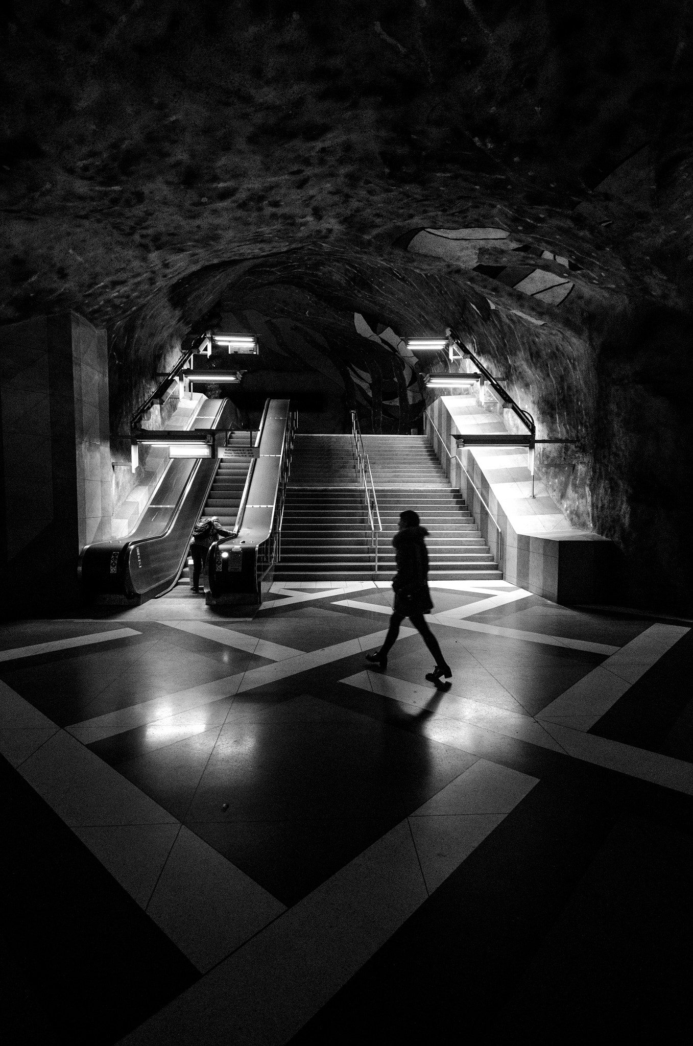 Sigma 10-20mm F4-5.6 EX DC HSM sample photo. Escalators 5 photography