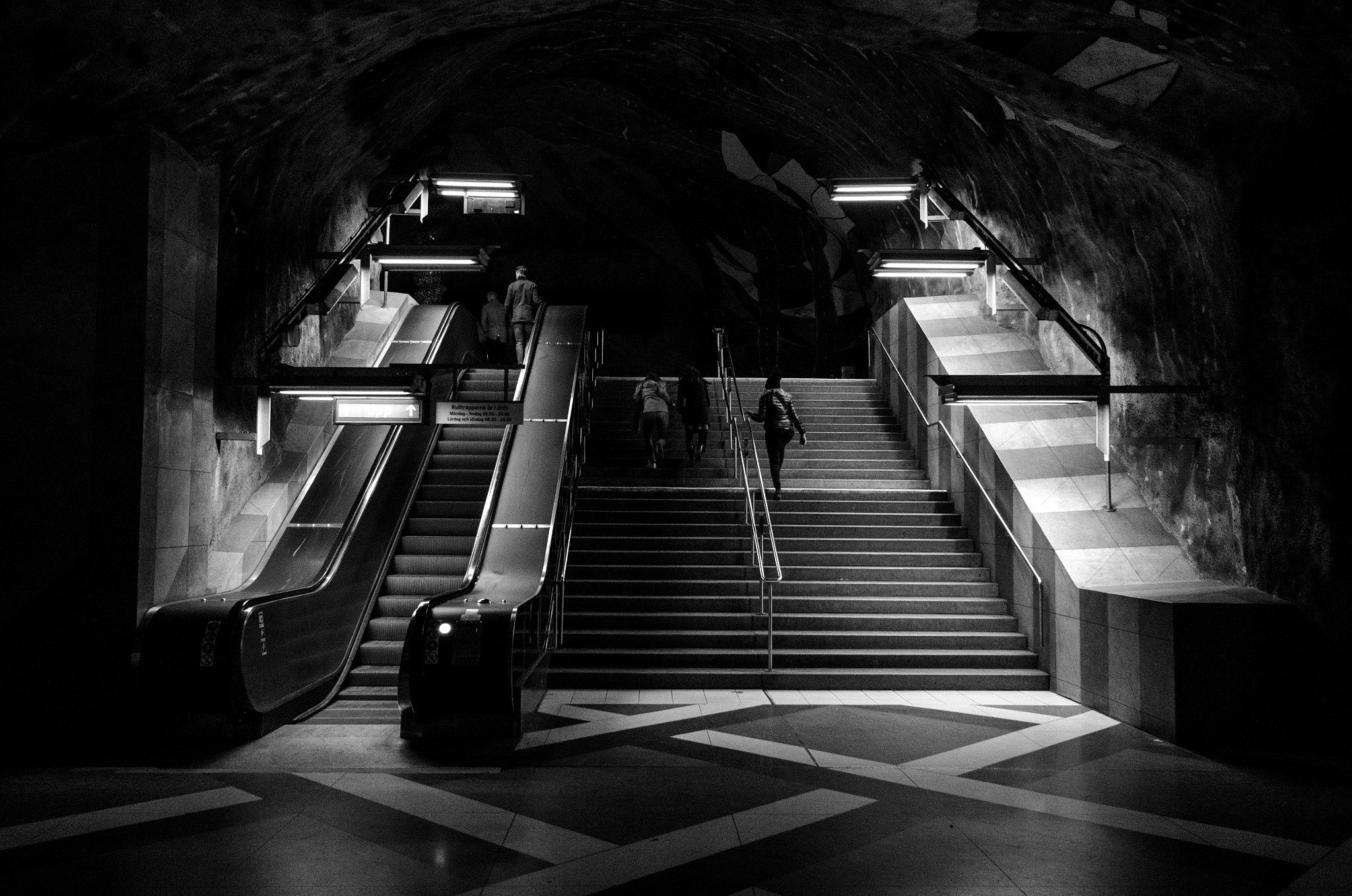 Sigma 10-20mm F4-5.6 EX DC HSM sample photo. Escalators 4 photography
