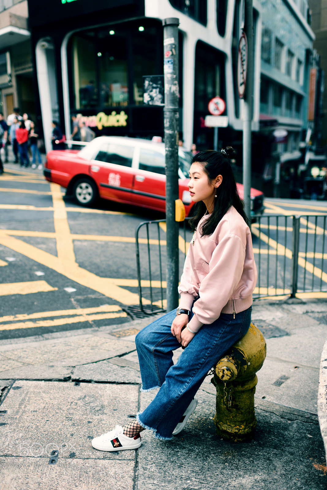 Nikon AF-S Nikkor 35mm F1.4G sample photo. Walking in hk street photography