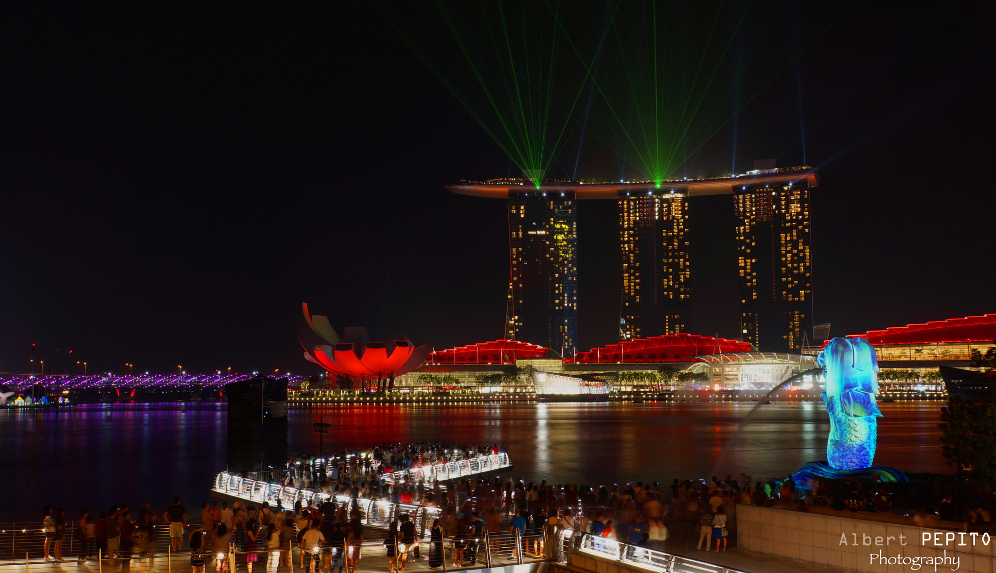 Sony Alpha NEX-7 + Sony E 18-200mm F3.5-6.3 OSS LE sample photo. Marina bay sands - light show photography