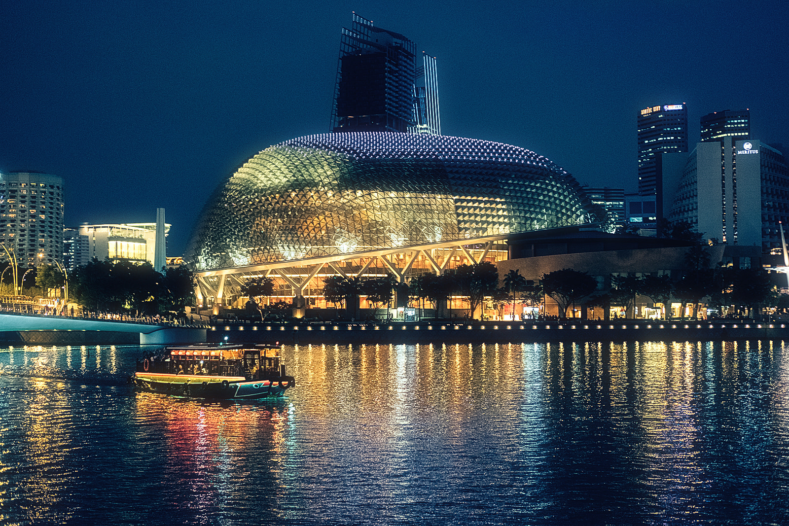 Fujifilm X-Pro2 + Fujifilm XF 35mm F2 R WR sample photo. Theatres on the bay photography