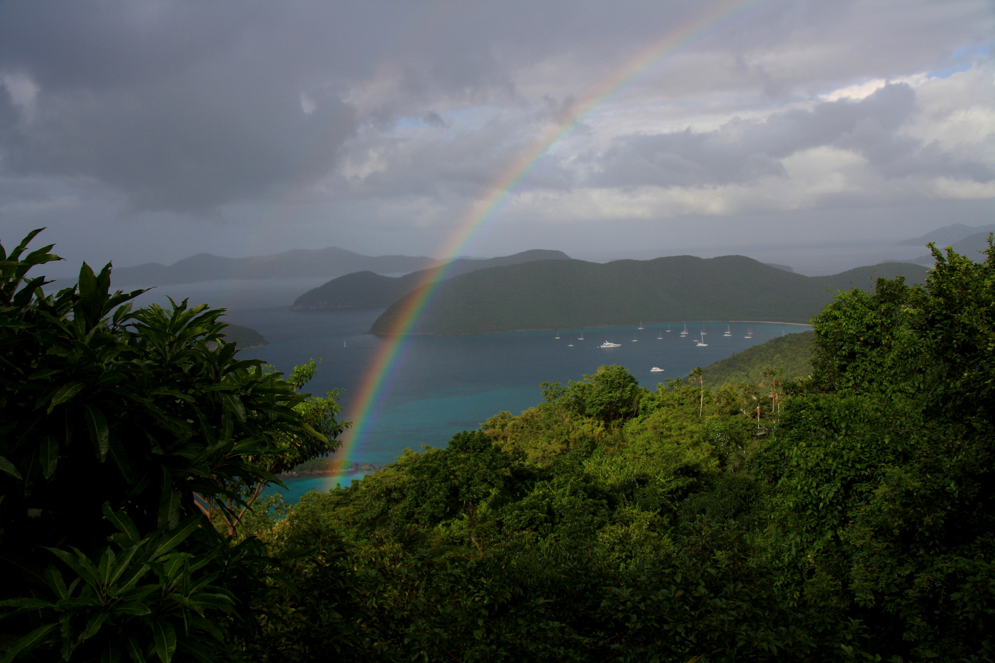 Canon EOS 1000D (EOS Digital Rebel XS / EOS Kiss F) + Canon EF-S 18-200mm F3.5-5.6 IS sample photo. Raindbow falling into cinnamon bay photography