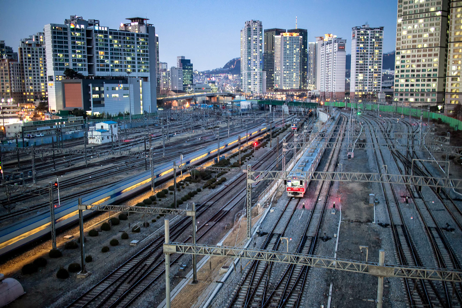 Canon EF-M 22mm F2 STM sample photo. Yongsan station photography