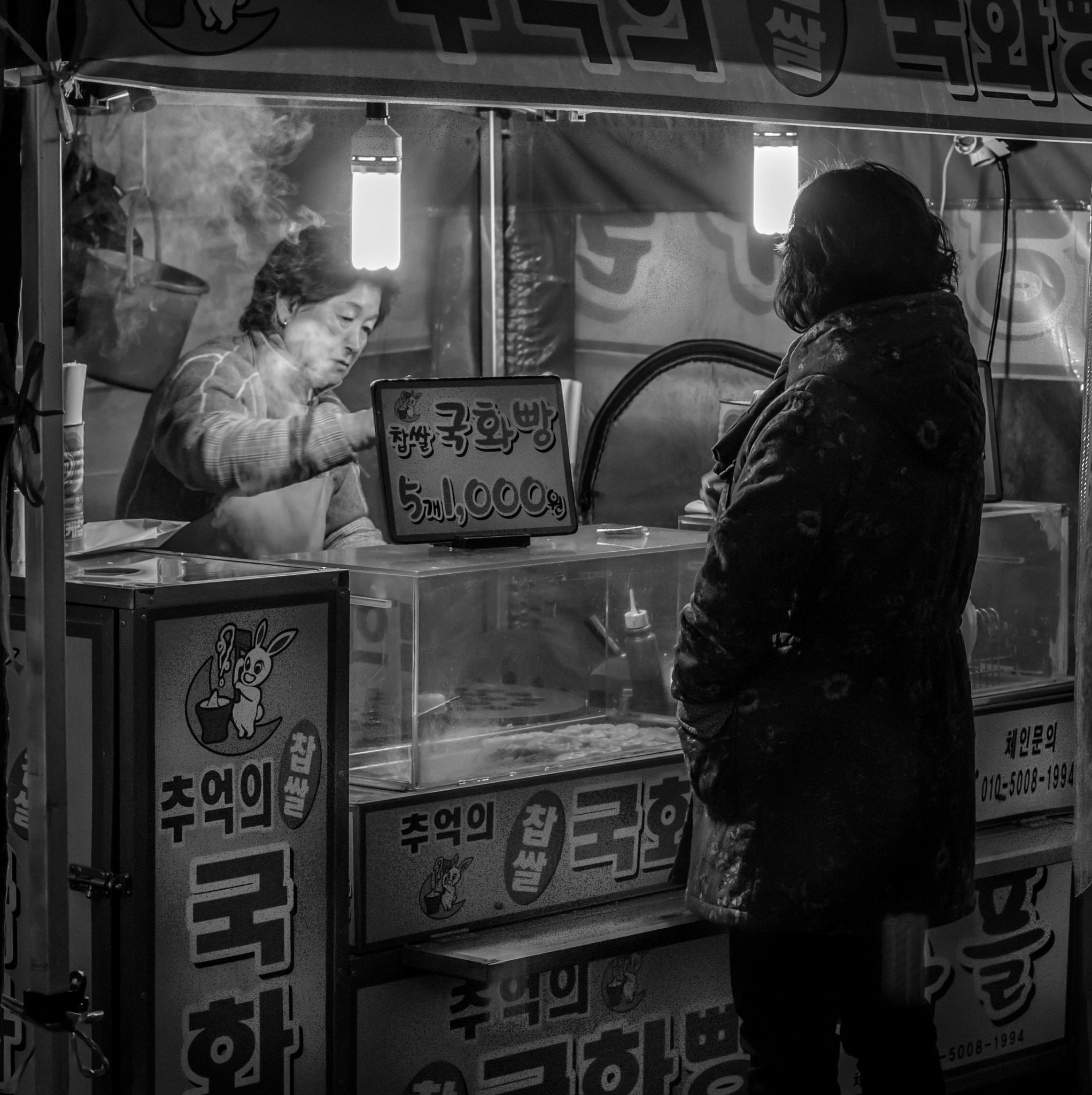 Canon EOS 70D + Canon EF 50mm F1.4 USM sample photo. Cold night, hot food photography