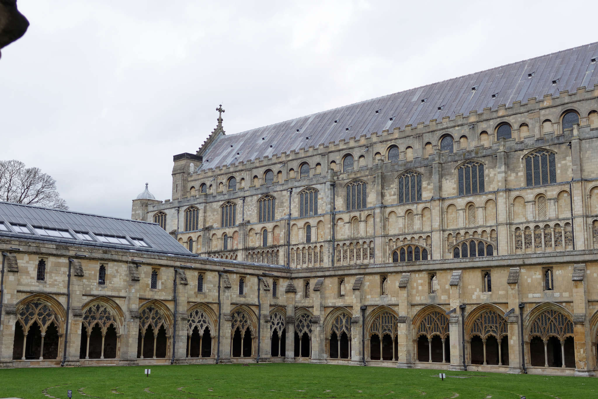 Canon EOS 700D (EOS Rebel T5i / EOS Kiss X7i) + Canon EF 28mm F2.8 sample photo. Cathedral photography