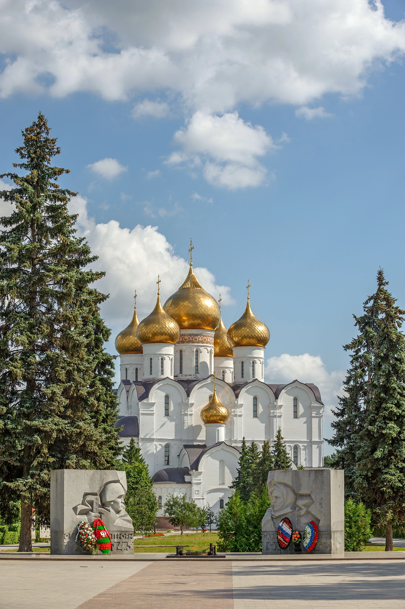 Nikon D700 + Nikon AF-S Nikkor 70-200mm F2.8G ED VR sample photo. Orthodox cathedral and war memorial in yaroslavl. russia photography