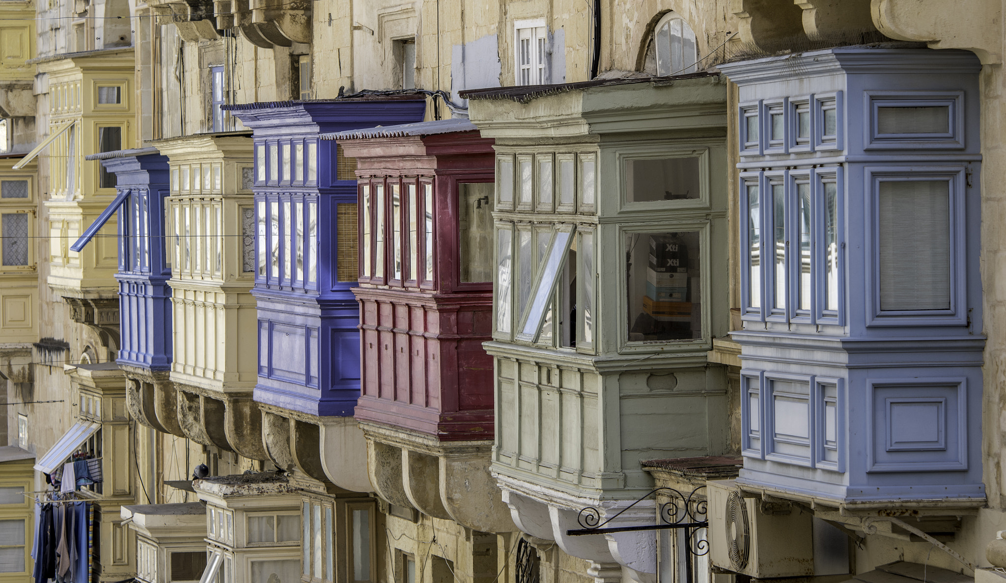 Nikon D500 + Sigma 70-200mm F2.8 EX DG OS HSM sample photo. Malta's windows photography